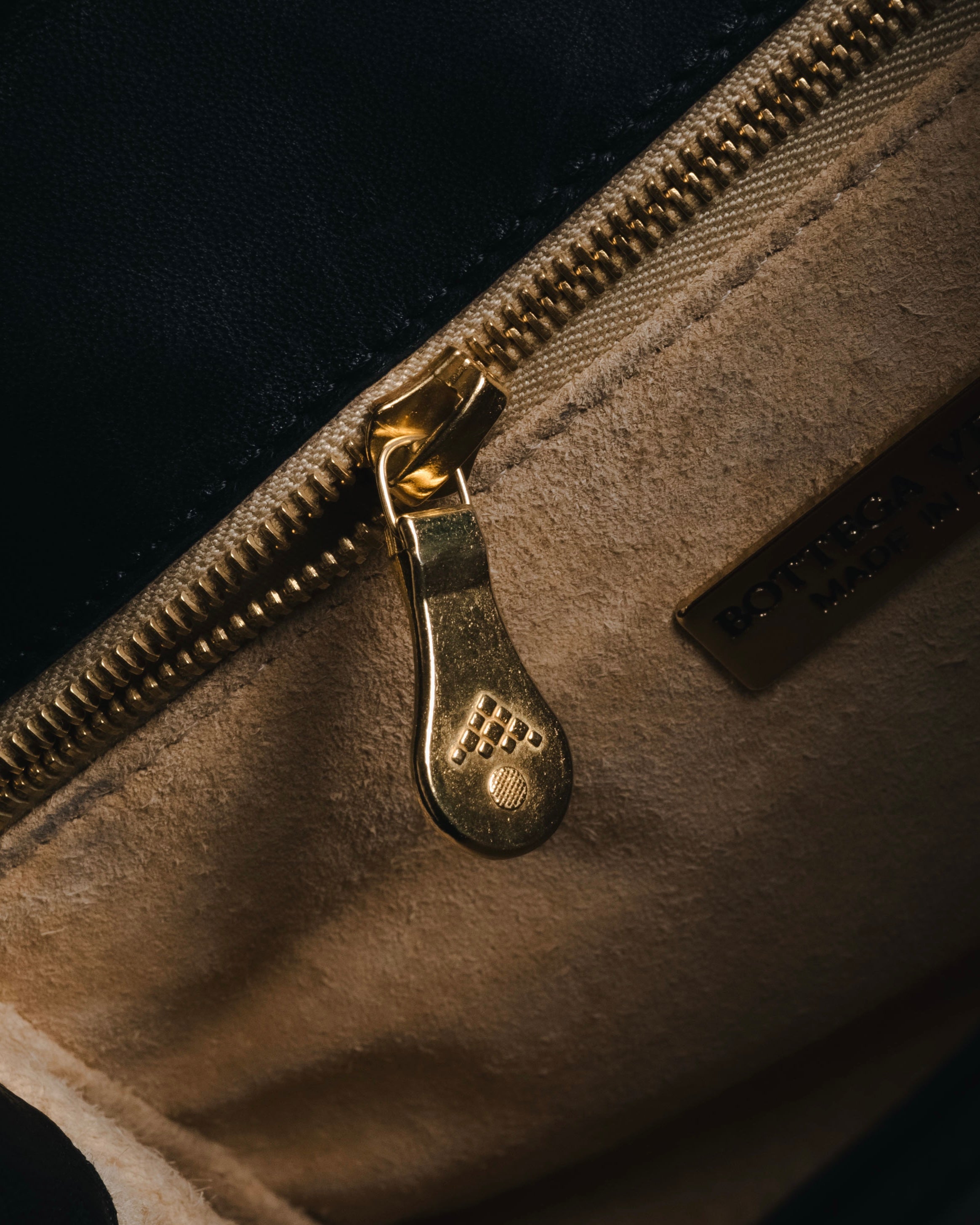 –SPECIAL– "BOTTEGA VENETA"
Late 80s–Early 90s Intrecciato trapezoid leather bag