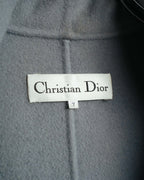 白地に黒のセリフ体で織られたChristian Diorのブランドラベルと、表記サイズ7のタグを捉えた内側のカット。淡いグレーのショールカラー内側の起毛感ある生地も確認できます。
