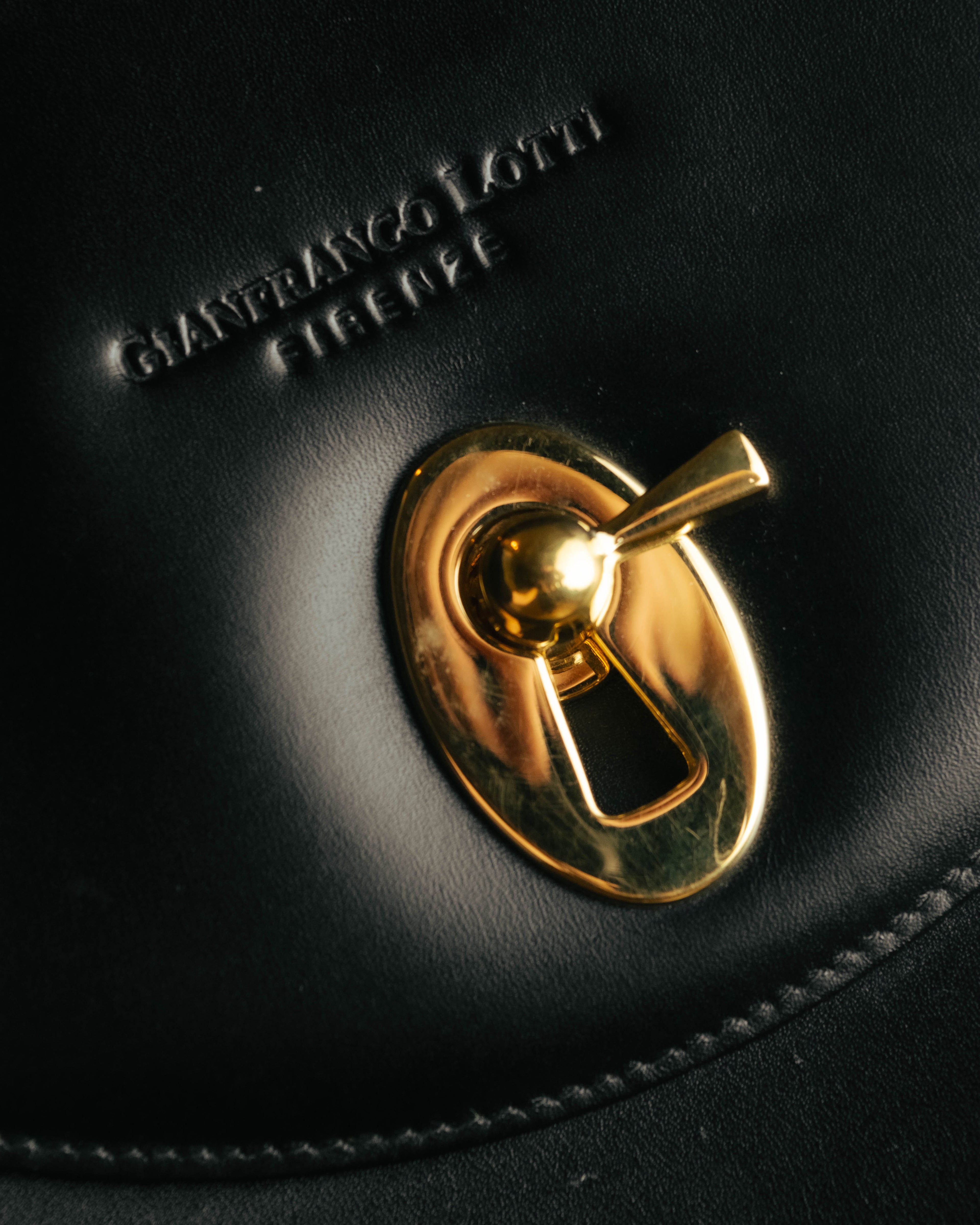 “Gianfranco Lotti” 90’s-00’s Black leather turn lock shoulder bag