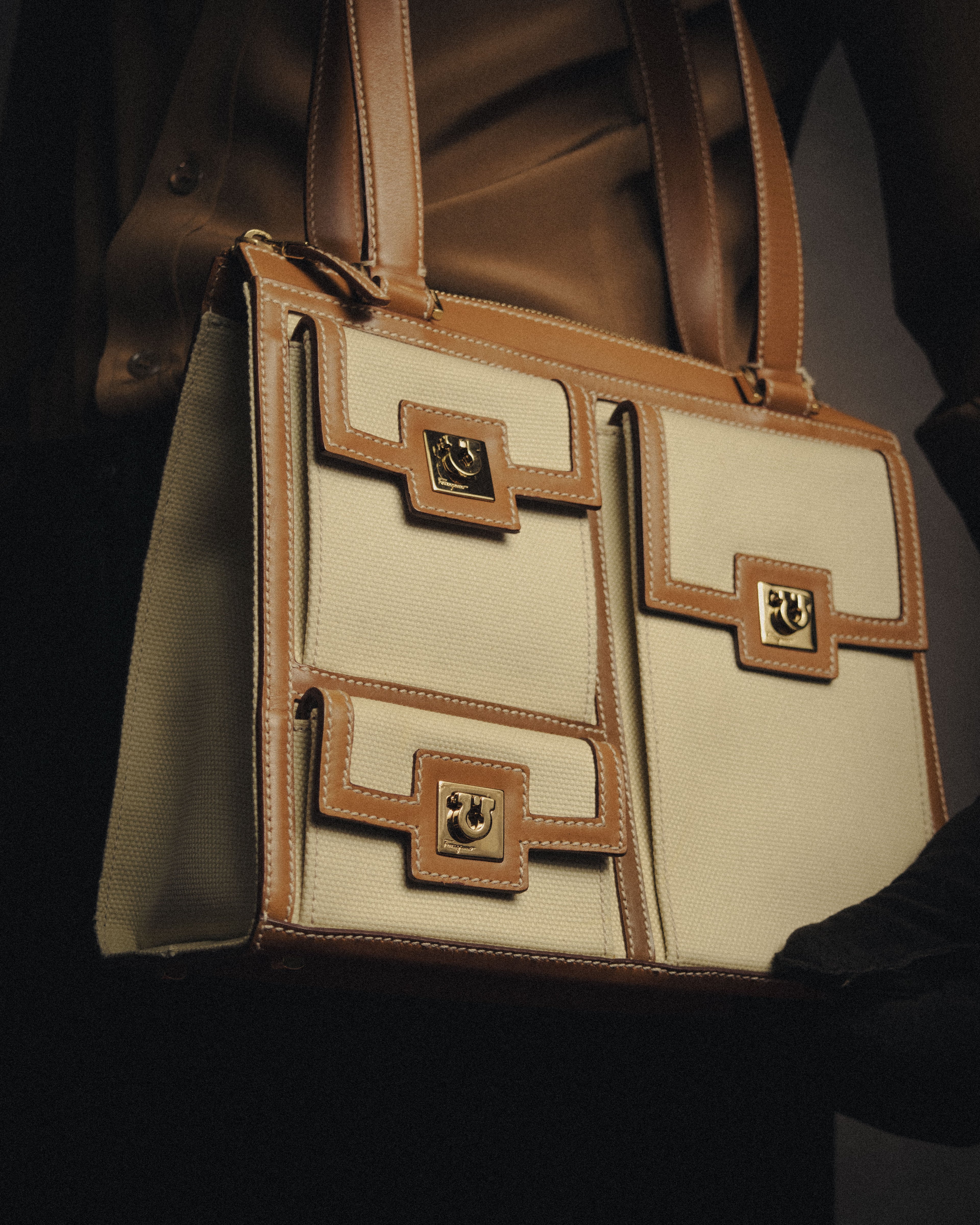 –SPECIAL– “Salvatore Ferragamo”
90’s-00’s Gancini canvas leather tote bag