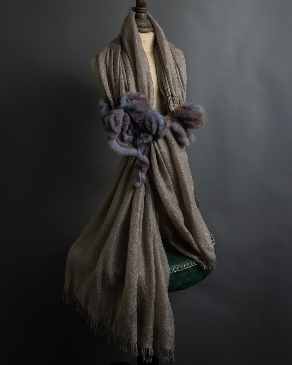 "FENDI" 04-10's Petal motif fur docking long muffler