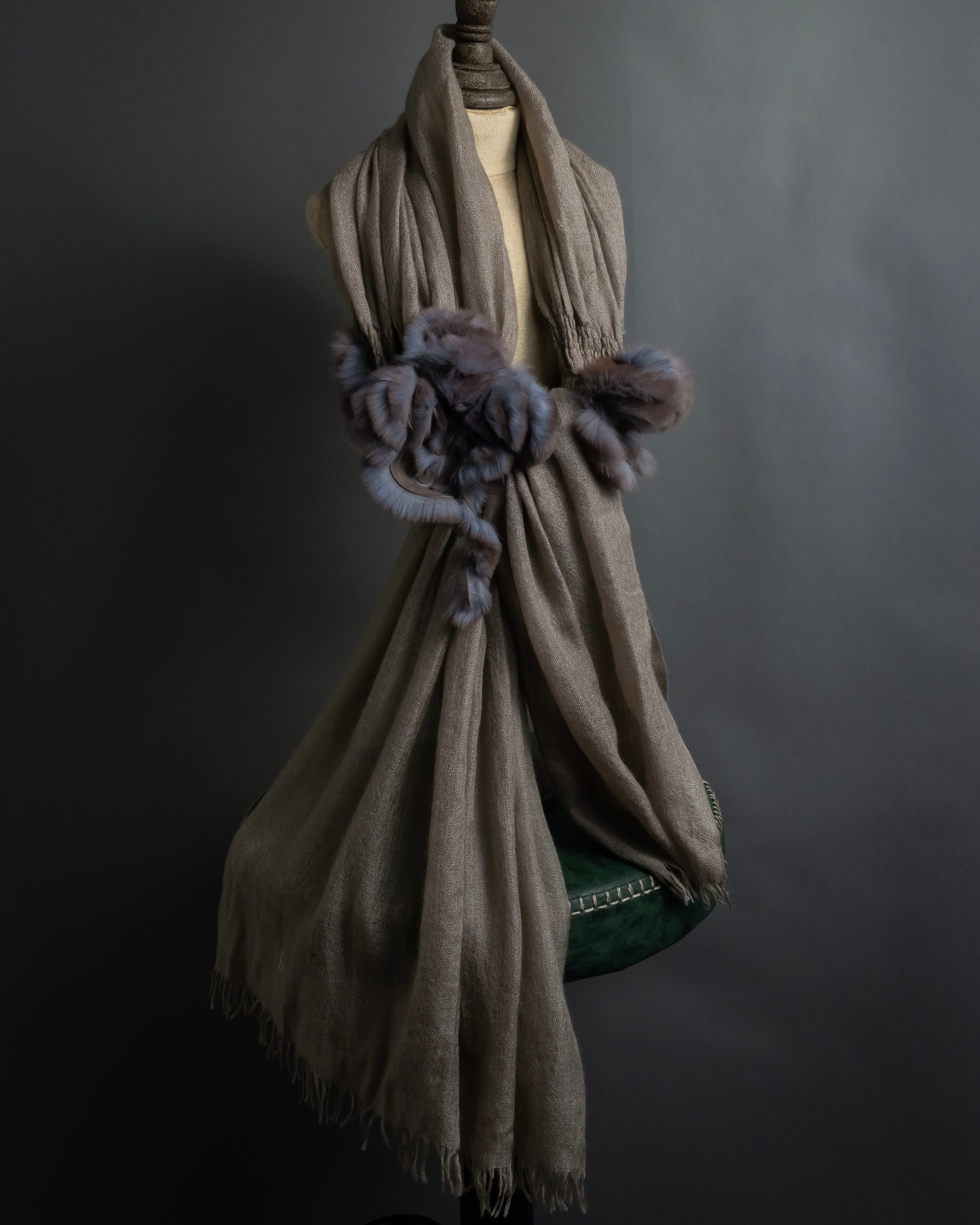 "FENDI" 04-10's Petal motif fur docking long muffler