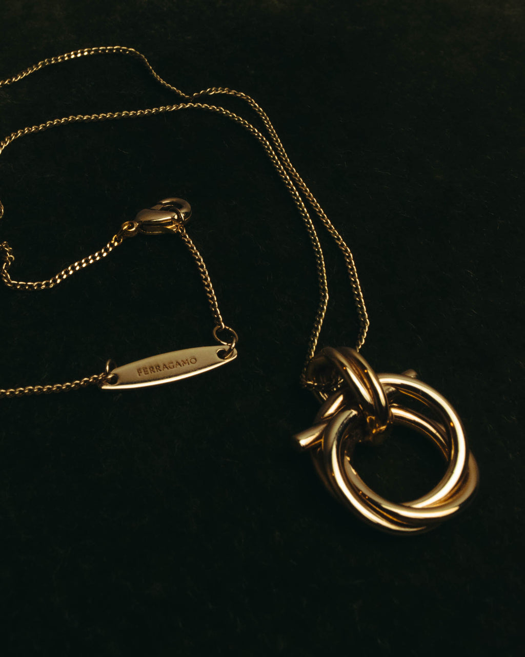 “Ferragamo” 90’s-00’s Interlocking ring pendant necklace