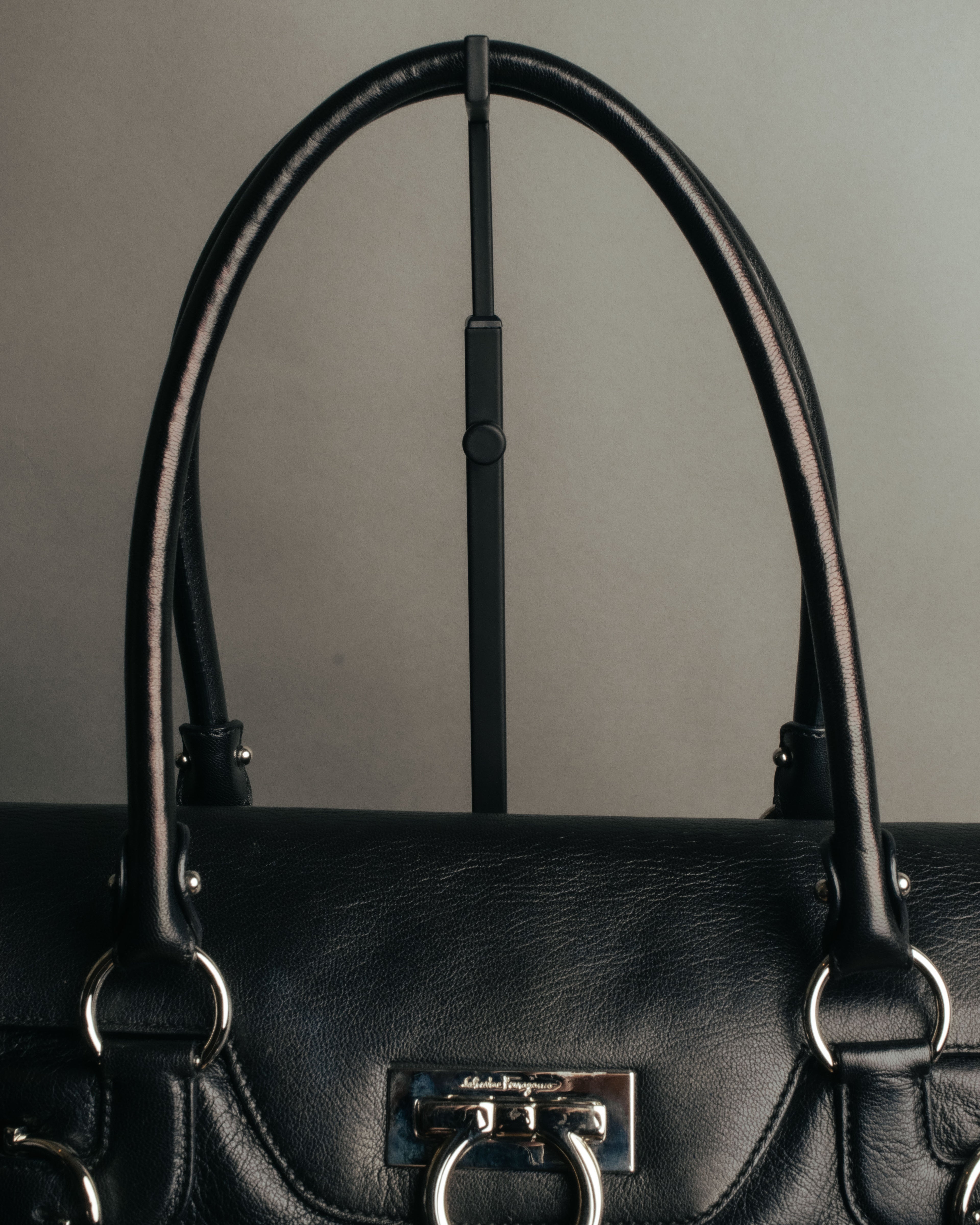 “Salvatore Ferragamo“ 00’s-10’s Gancini ring hardware leather shoulder bag