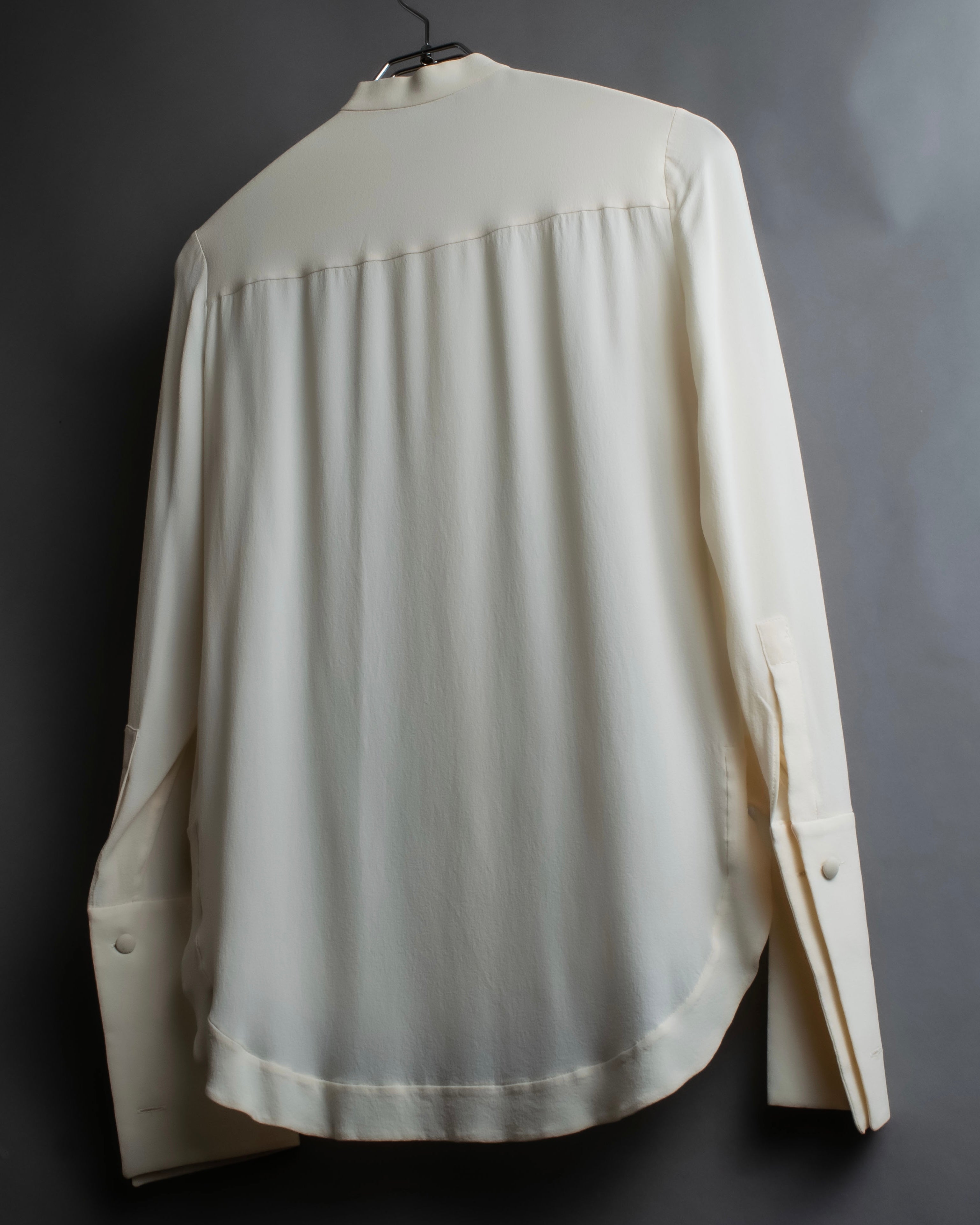 Camisa de seda con bordado en forma de logotipo "Alexandar McQueen" sin cuello