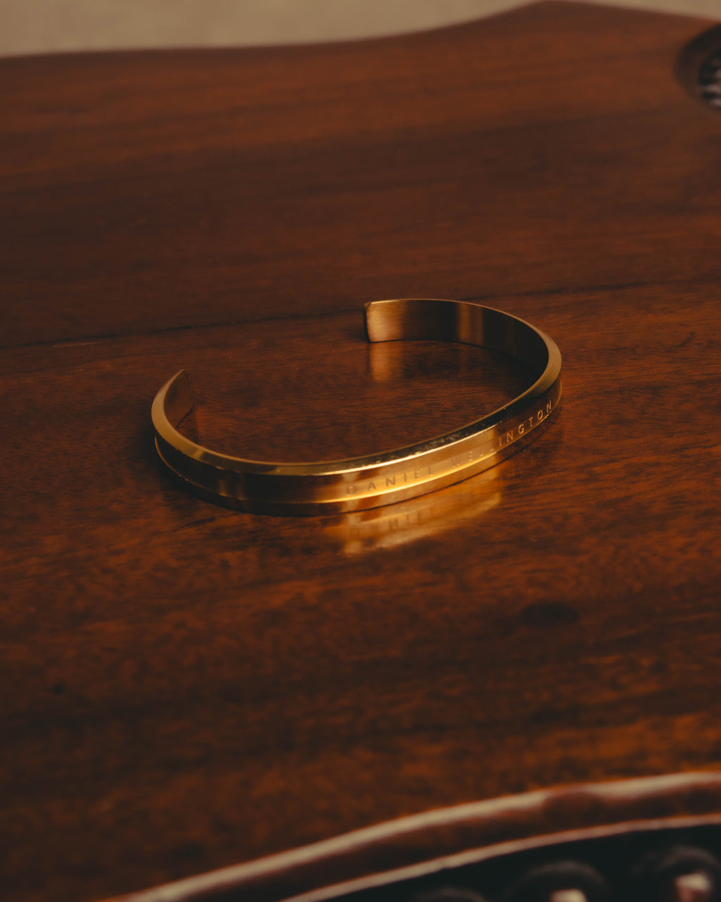 "Daniel Wellington" 20's Sleek gold cuff bracelet