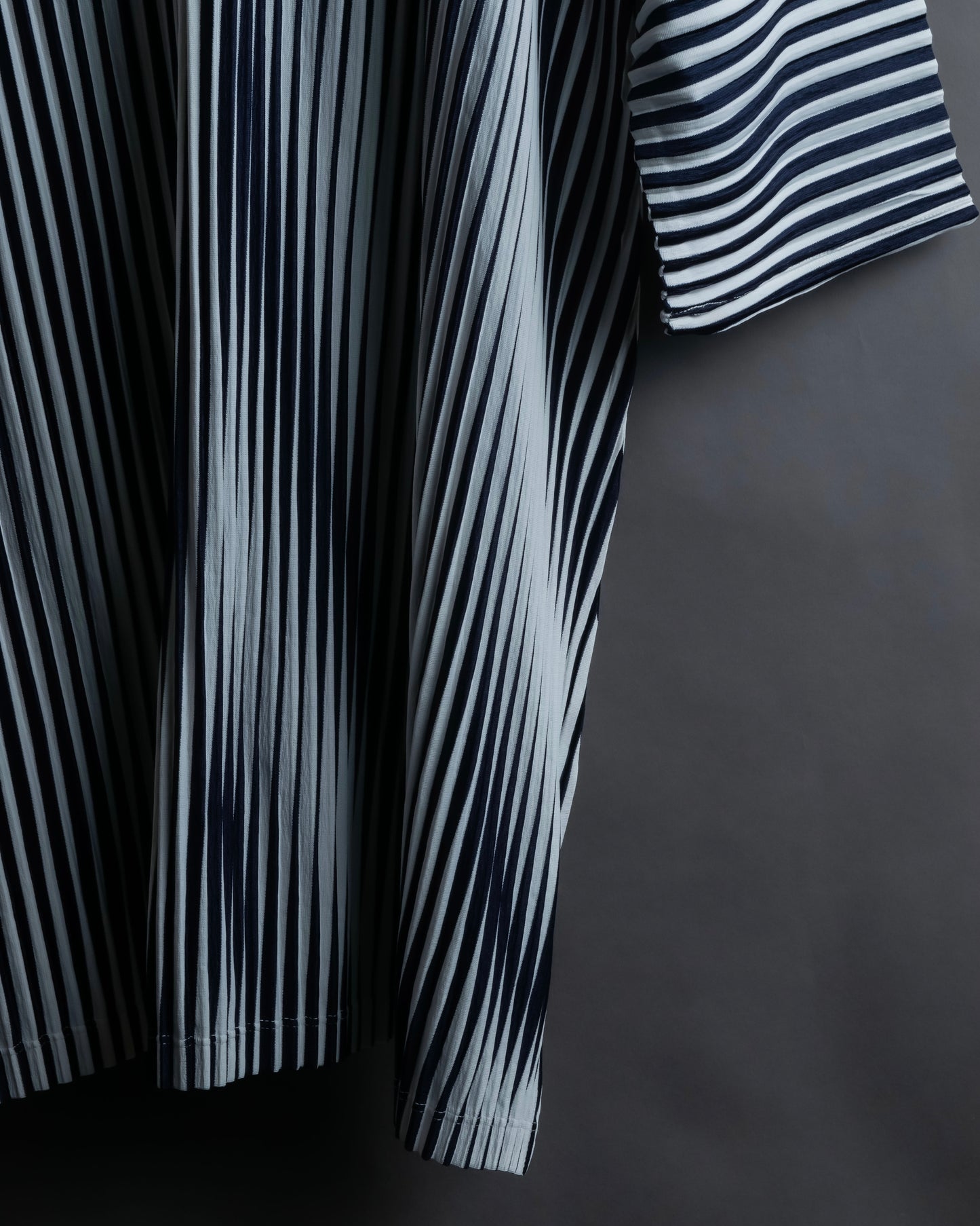 "PLEATS PLEASE ISSEY MIYAKE" Monotone color pleated oversized tops