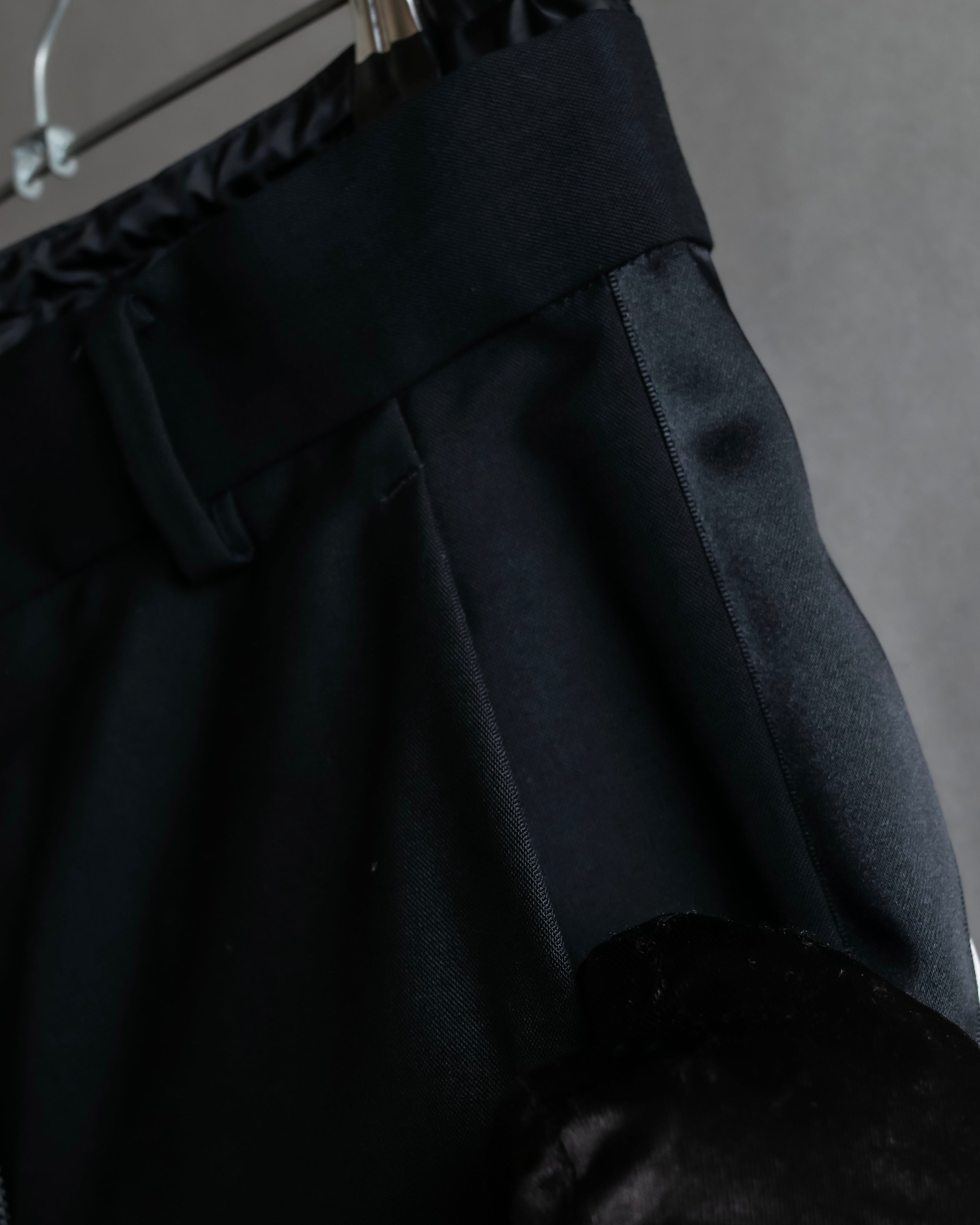 "sacai" Satin line design tapered slacks