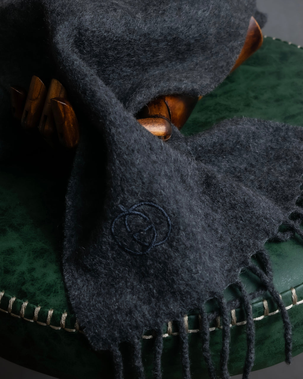 "GUCCI" Fuzzy logo engraved fringe large muffler