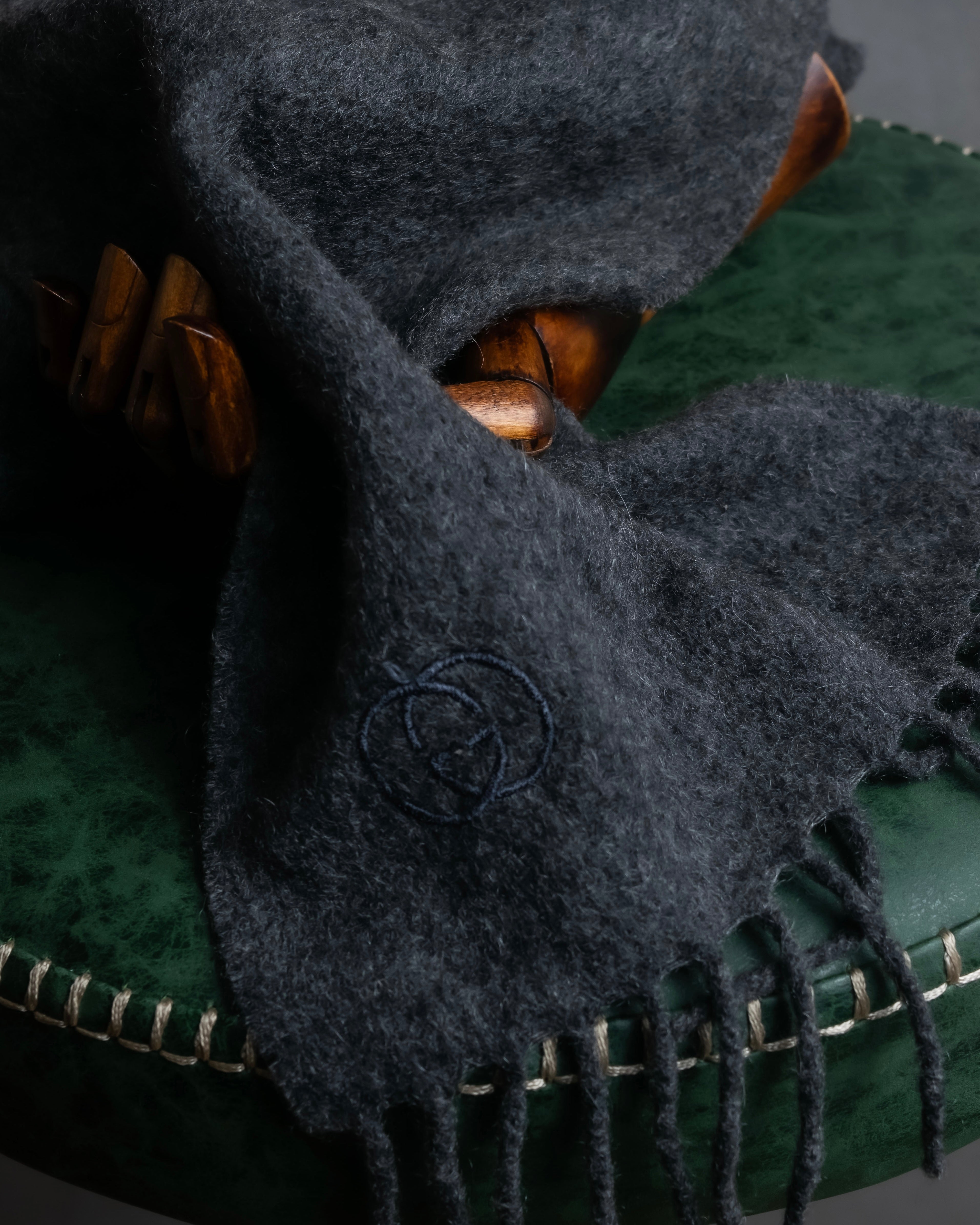 "GUCCI" Fuzzy logo engraved fringe large muffler