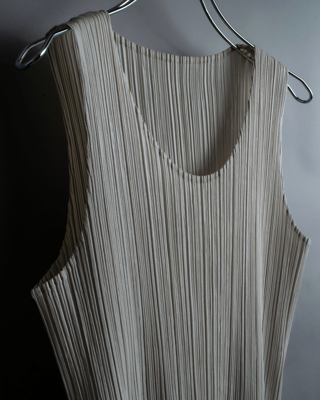 "PLEATS PLEASE ISSEY MIYAKE" Off-white tank top