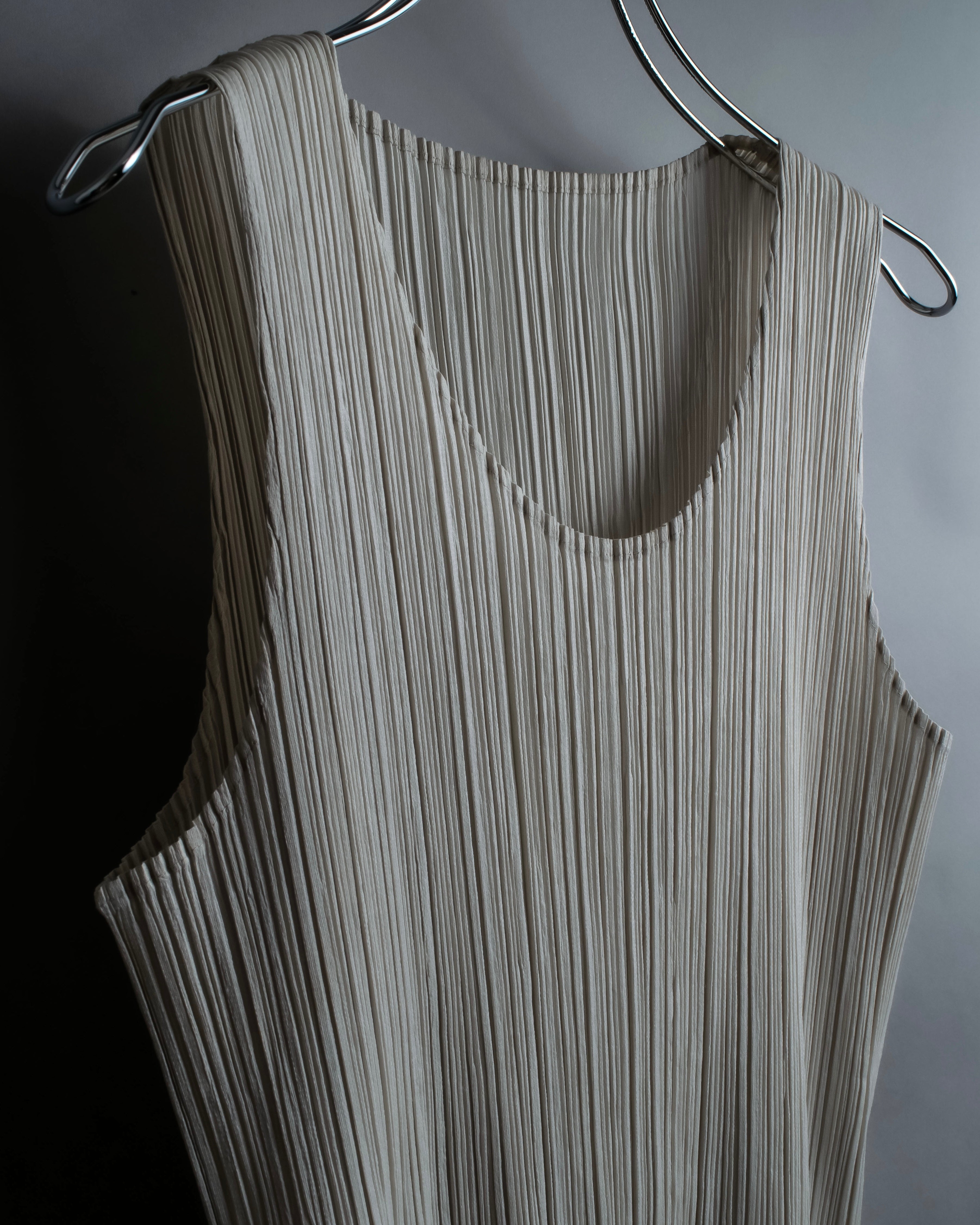 "PLEATS PLEASE ISSEY MIYAKE" Off-white tank top