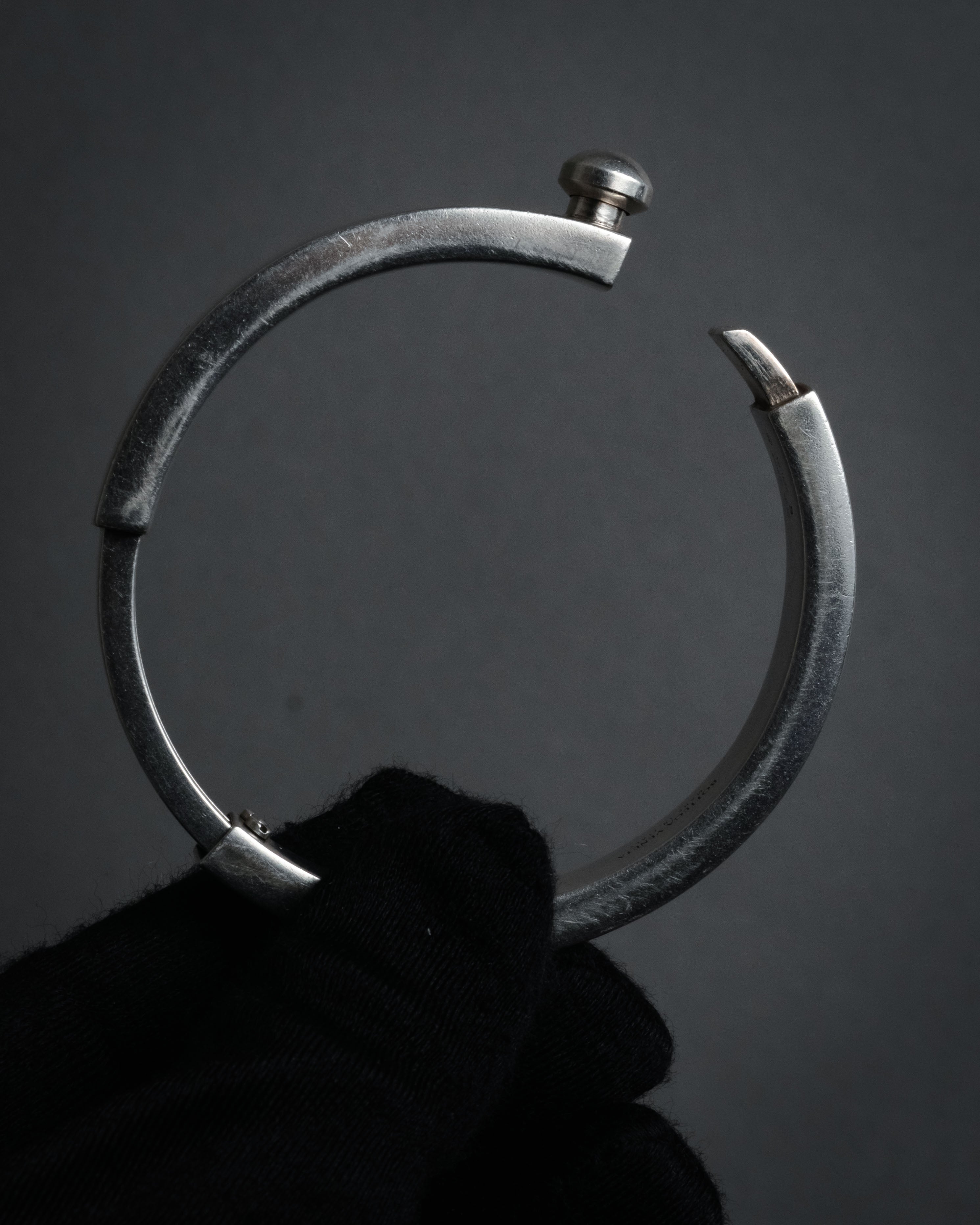 “BOTTEGA VENETA” 2019-2024 Sculptural hinged bangle