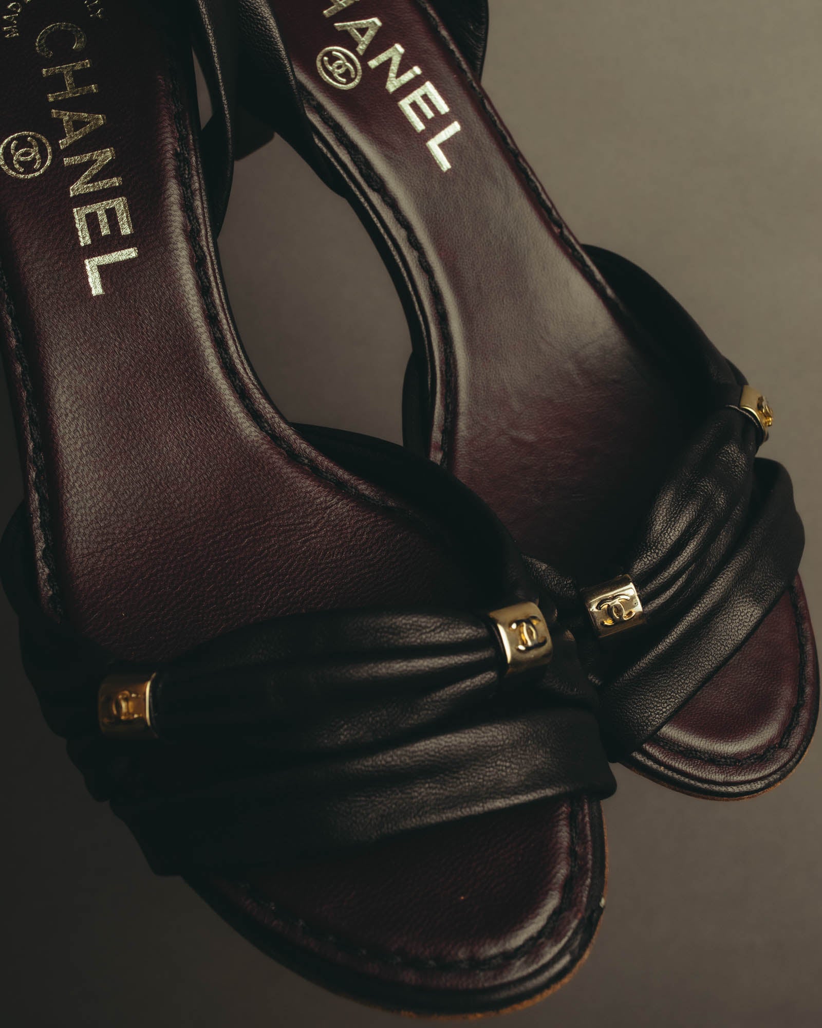 "CHANEL" 90's-00's Bow leather ankle strap sandals