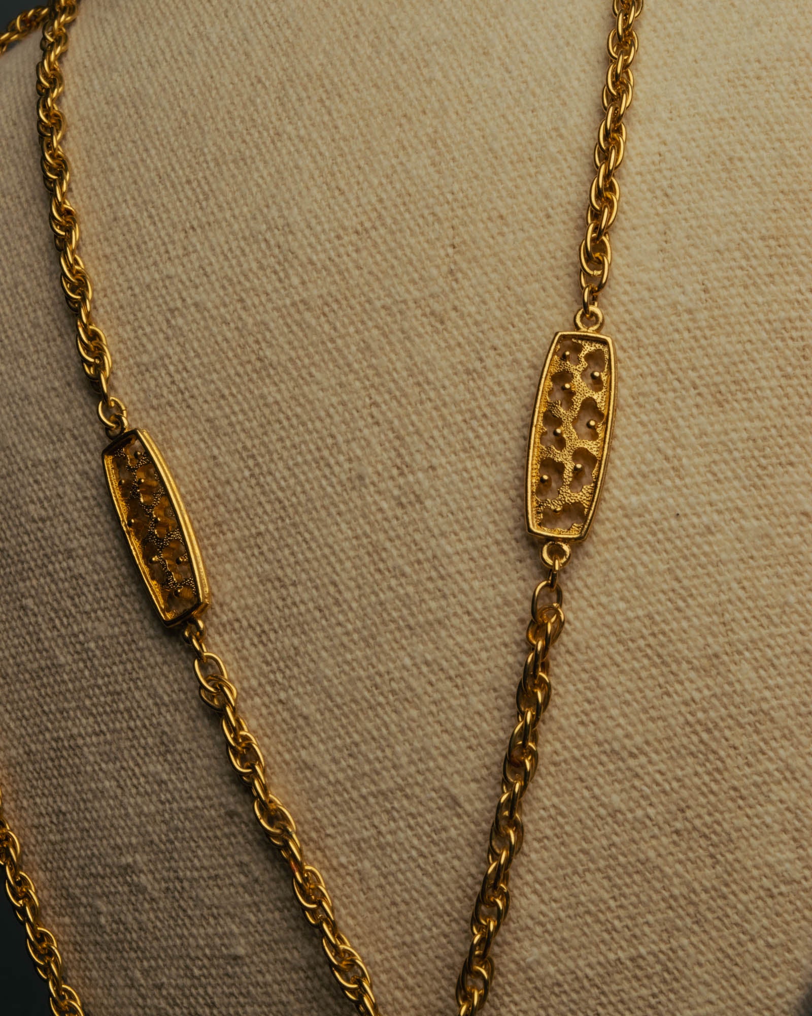 "TRIFARI" 50's-60's Ornate gold tone pendant necklace