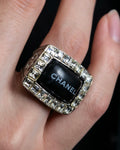Anillo grabado con logotipo de diseño de piedra clara de la época 00AW Karl Lagerfeld de "CHANEL"
