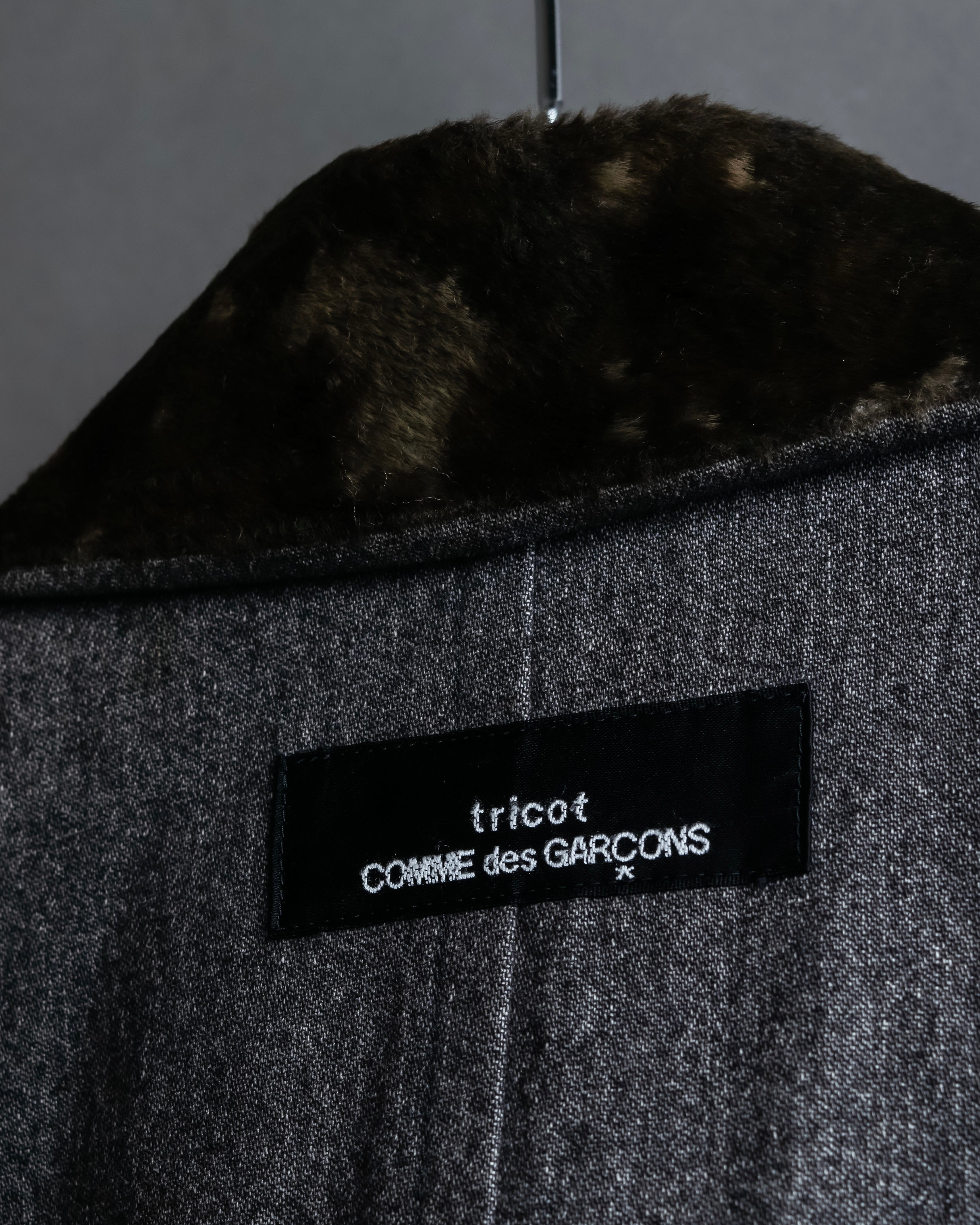 "tricot COMME des GARCONS" 
Double-breasted reversible fur tailored coat