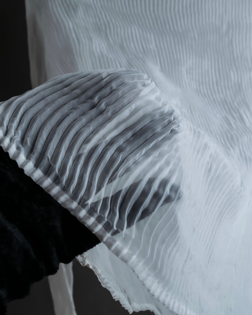 "ISSEY MIYAKE" High neck pleated sheer pullover