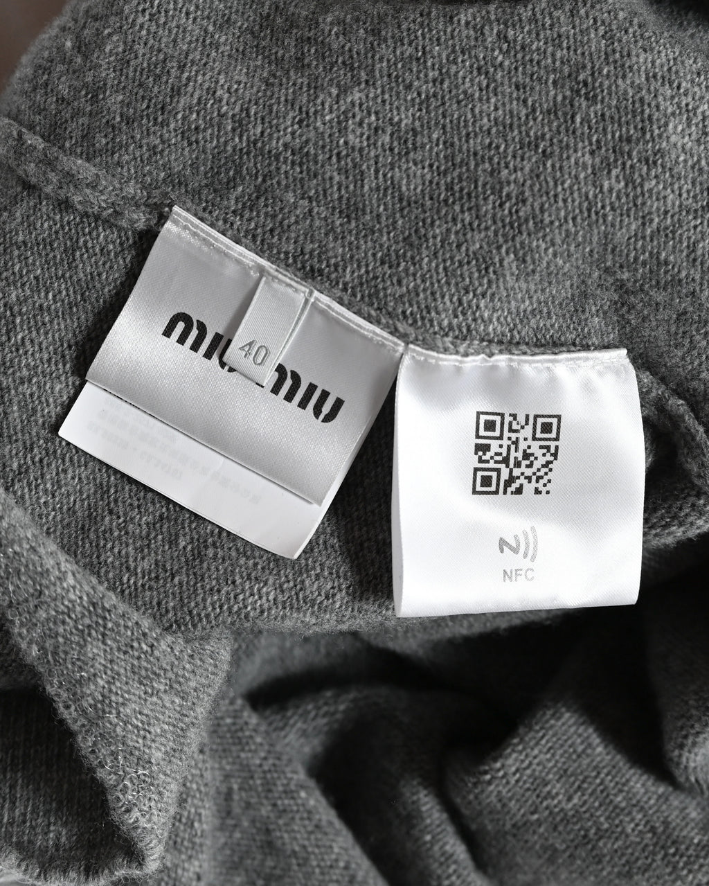 MIU MIU
/ Back Logo Cut Off Short Knit Sweater Gray