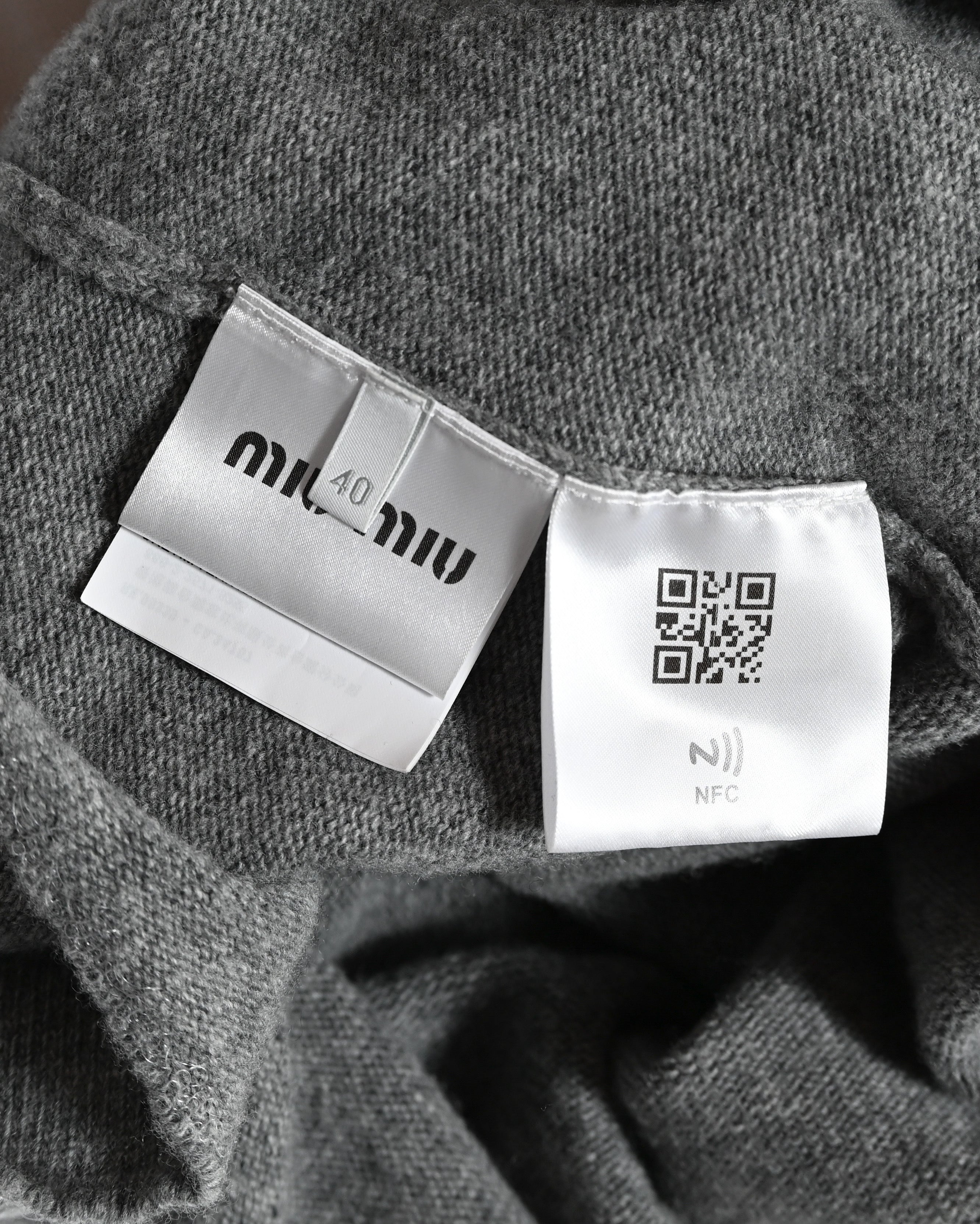 MIU MIU
/ Back Logo Cut Off Short Knit Sweater Gray