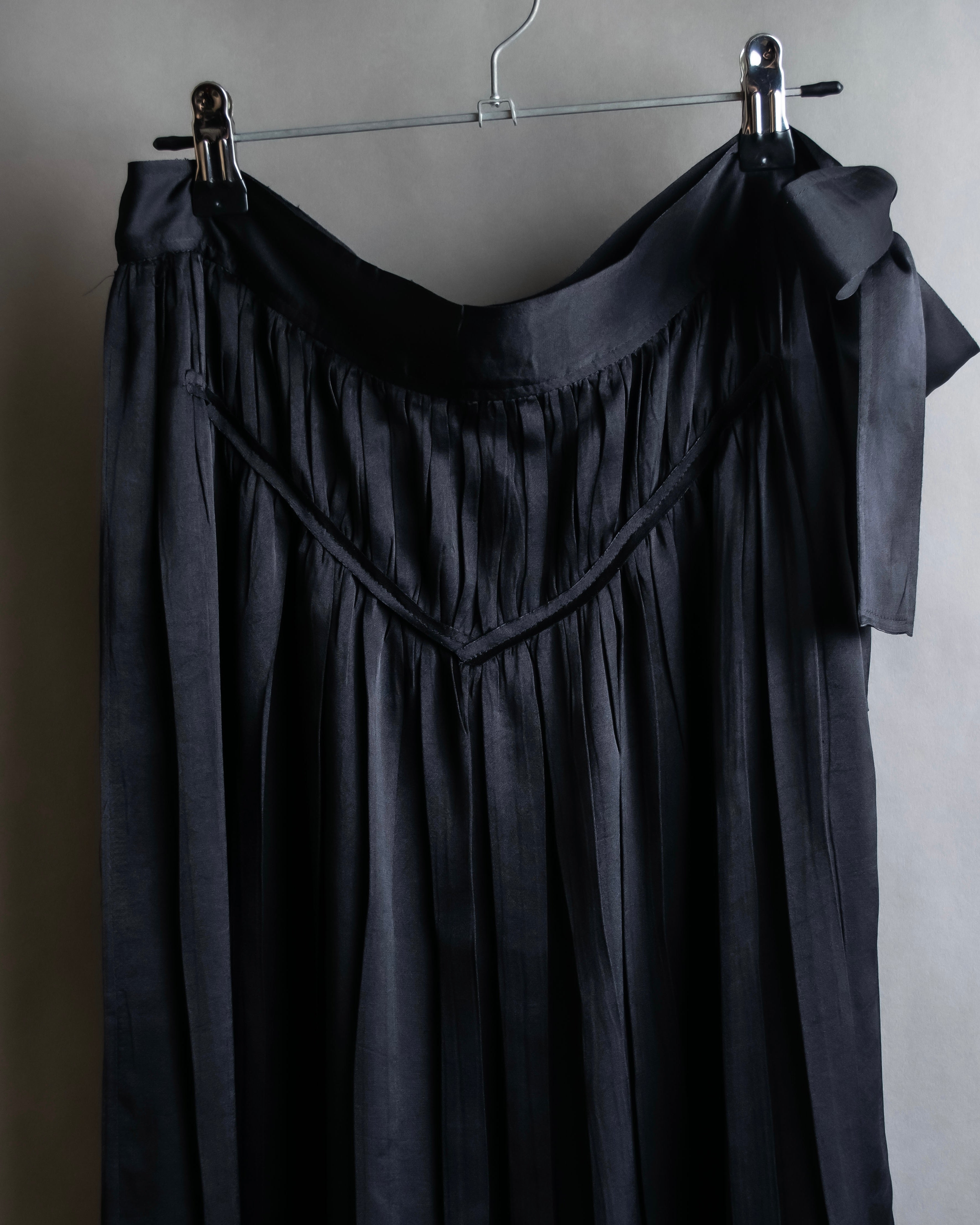 "ISSEY MIYAKE" Ribbon belt design pleats skirt