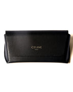 付属するシボ革仕様のブラックレザーケースを正面から捉えたカット。フラップ中央に「CELINE PARIS」のロゴが配されています。