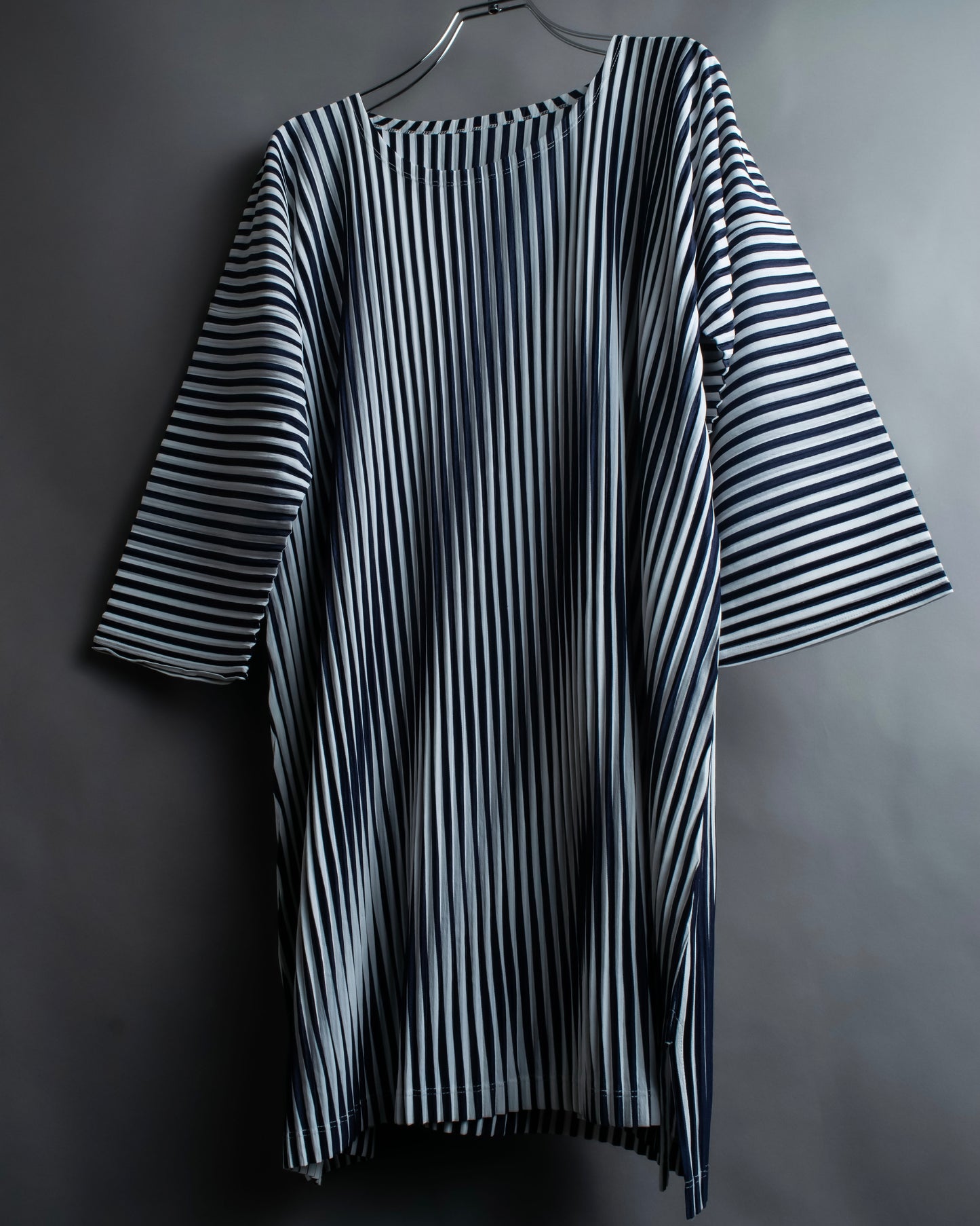 "PLEATS PLEASE ISSEY MIYAKE" Monotone color pleated oversized tops