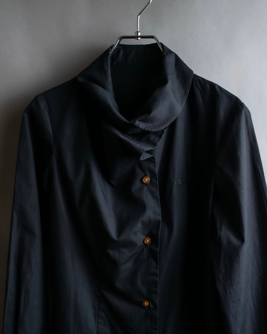 "Vivienne Westwood RED LABEL"
 Draped neck design black cotton shirt