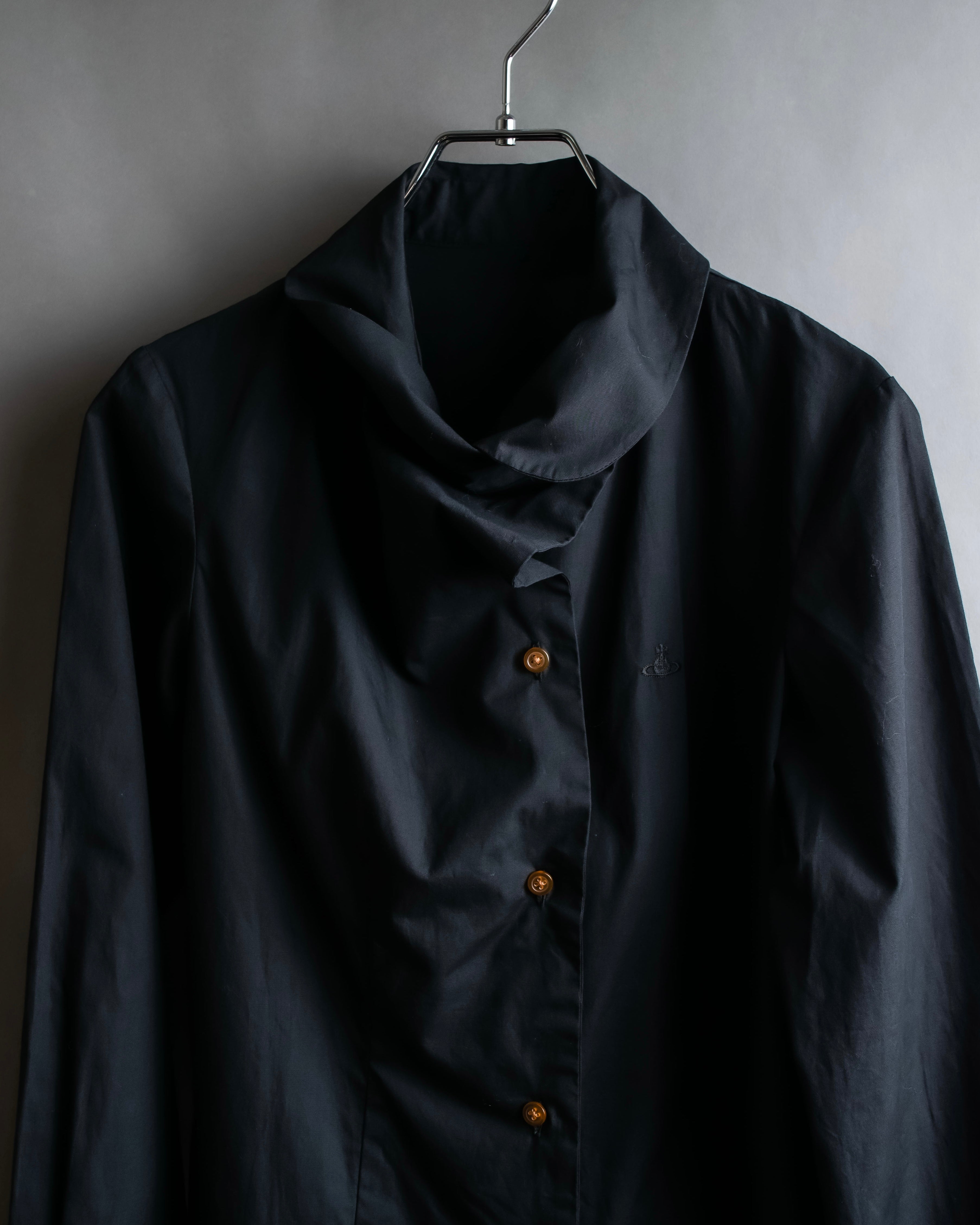 "Vivienne Westwood RED LABEL"
 Draped neck design black cotton shirt