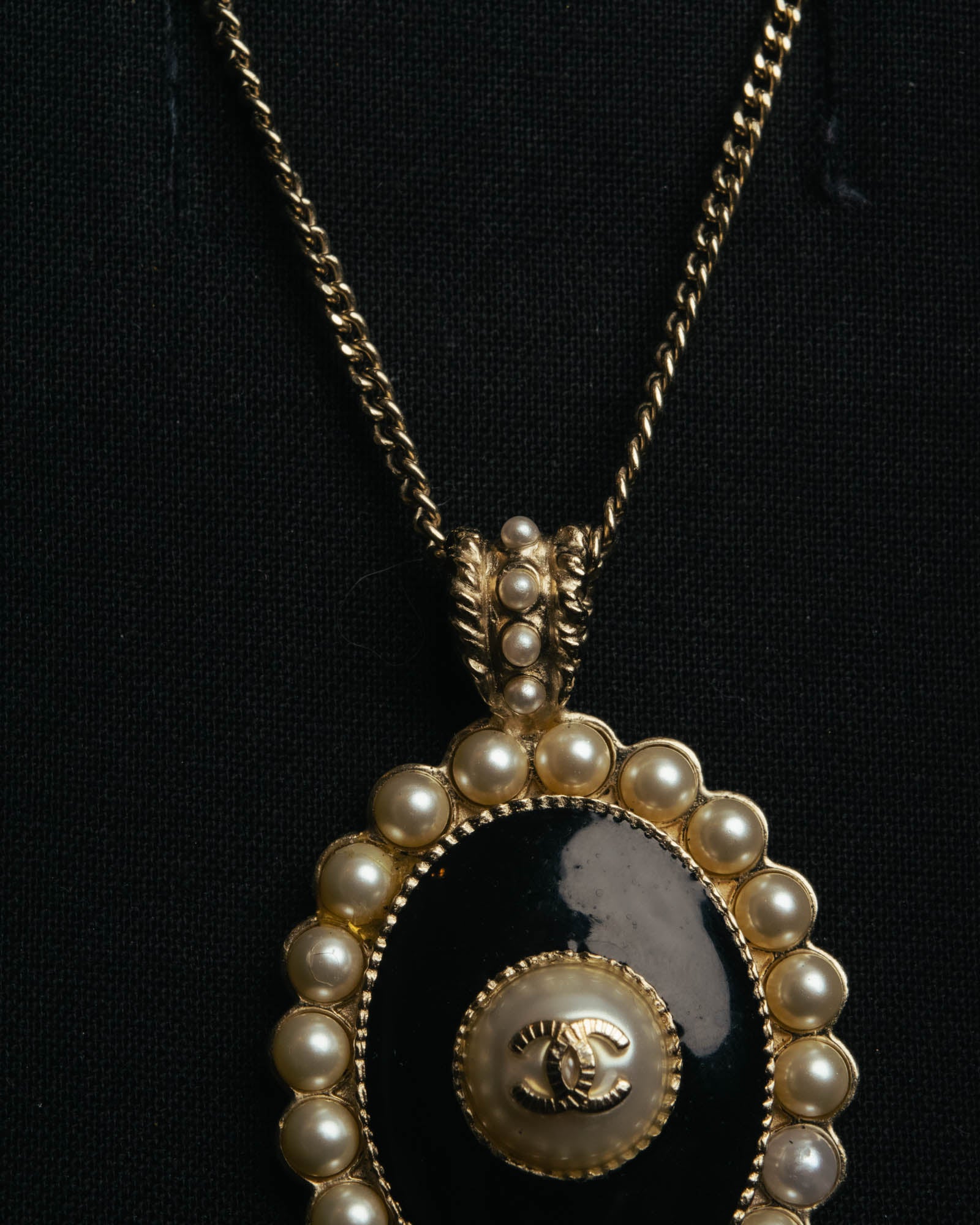 -SPECIAL- “CHANEL” 2017 Cruise Collection Pearl trimmed black pendant necklace