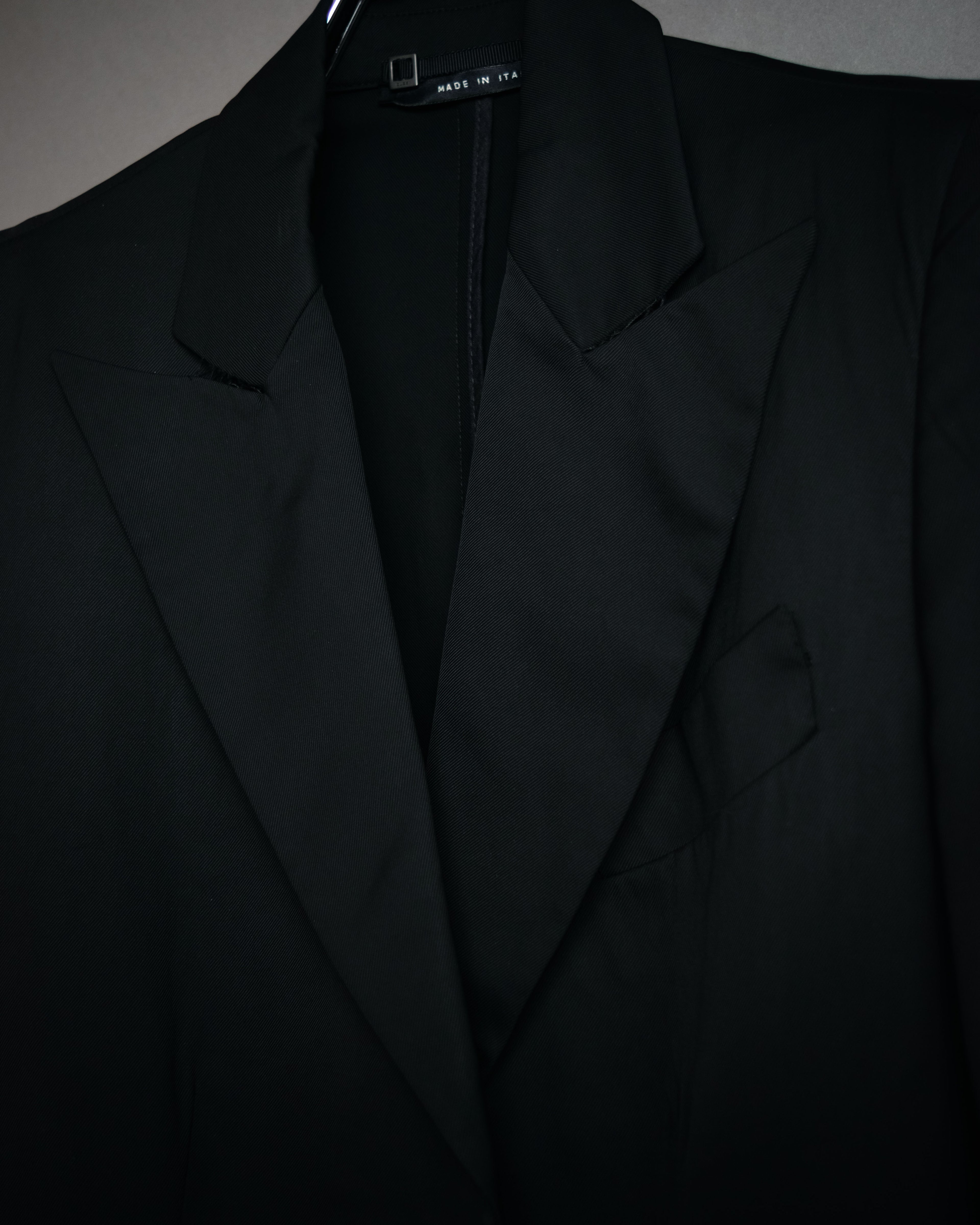 “GUCCI” Early 2000s satin peak lapel tailored jacket