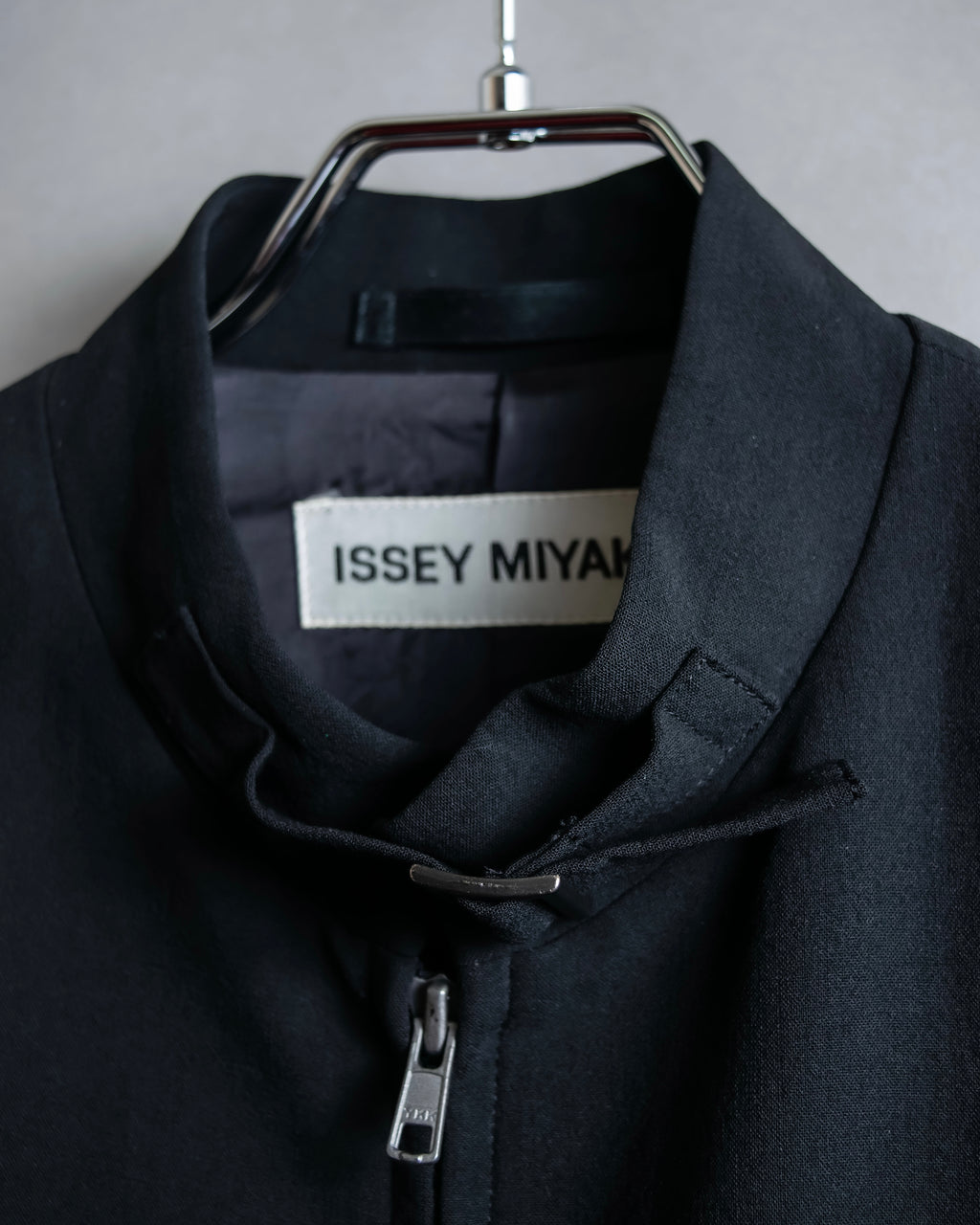 “ISSEY MIYAKE” Chin belt designed stand collar jacket