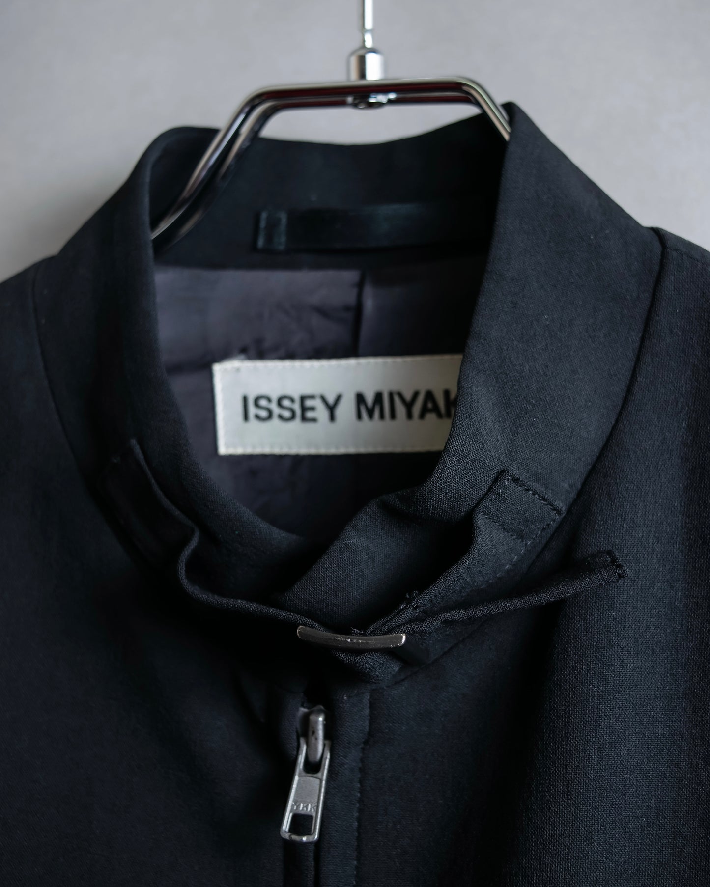 “ISSEY MIYAKE”  Chin belt designed stand collar jacket