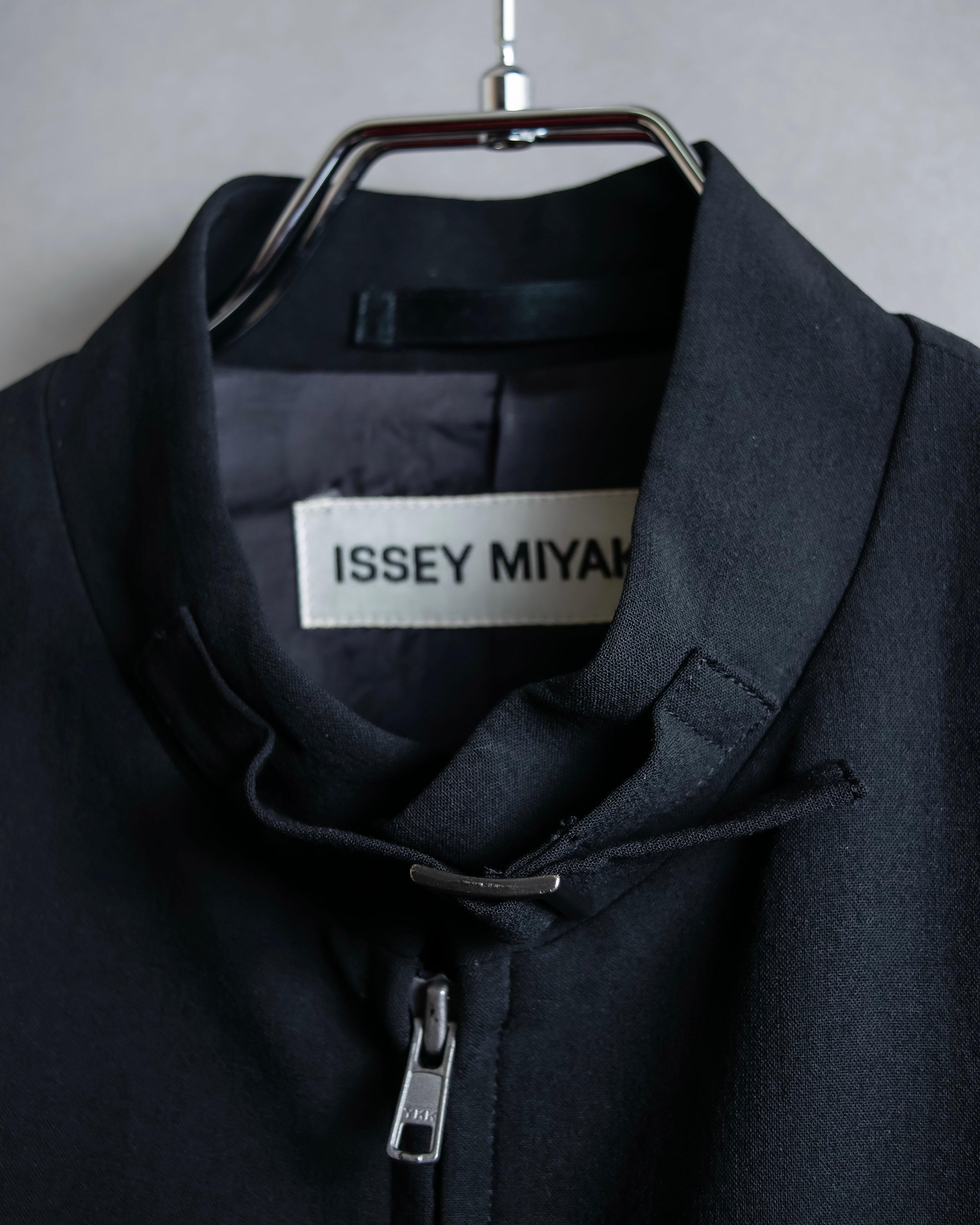 “ISSEY MIYAKE” Chin belt designed stand collar jacket