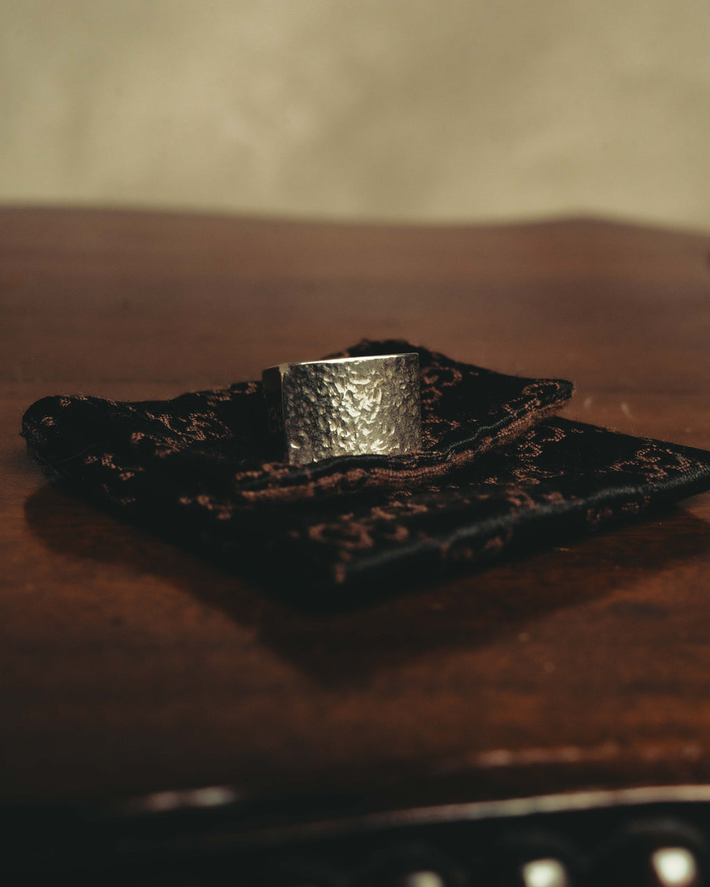 "GUCCI" 90's-00's Hammered wide square signet ring