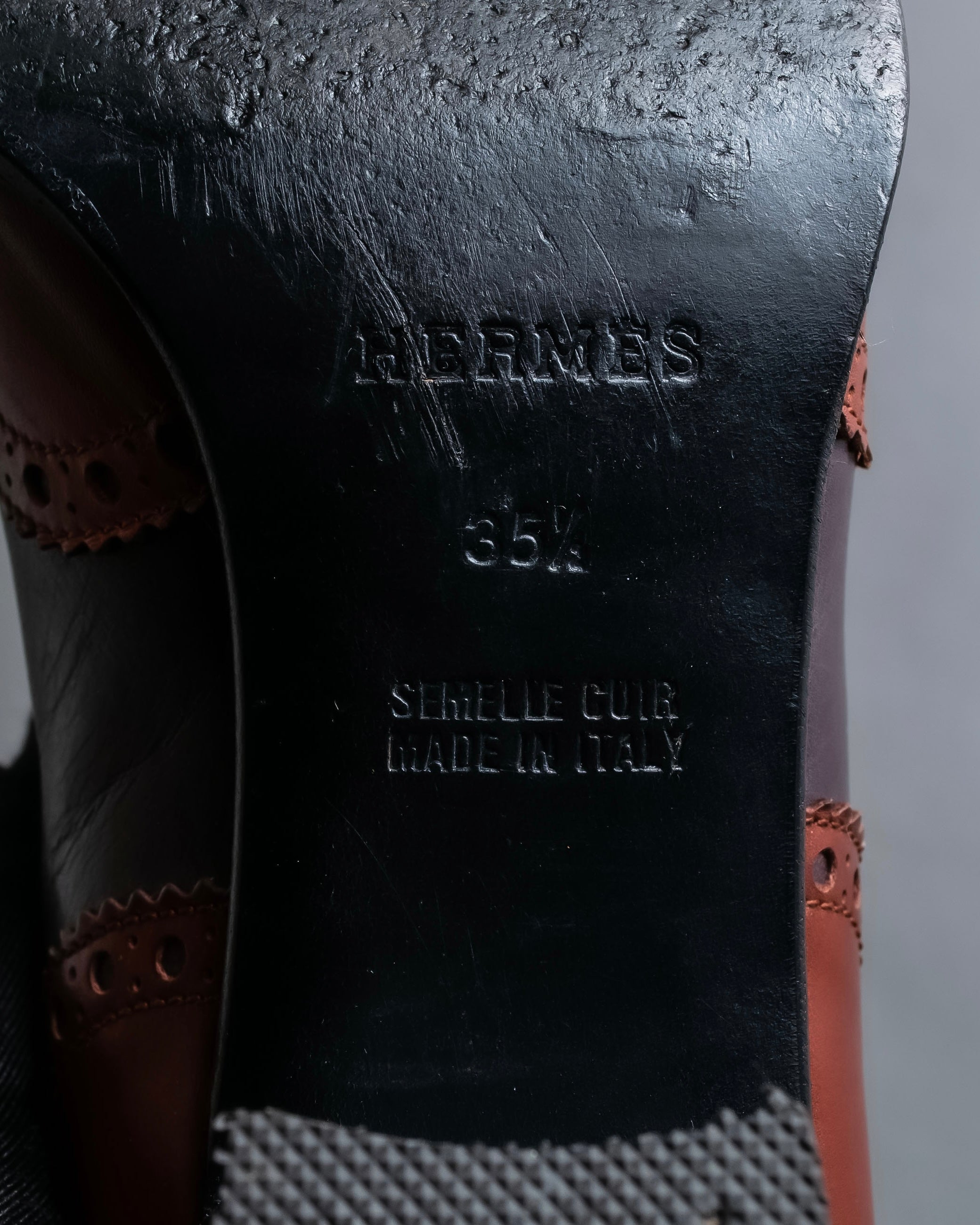 "HERMES" Medallion design combination leather heel shoes