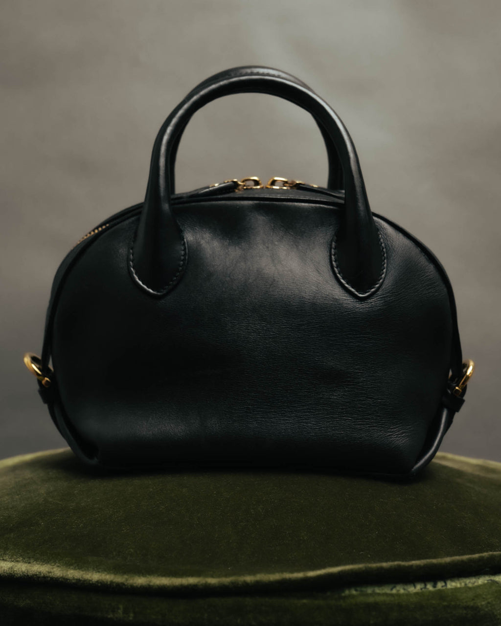 –SPECIAL– “Salvatore Ferragamo“ 00’s-10’s Black leather dome handbag