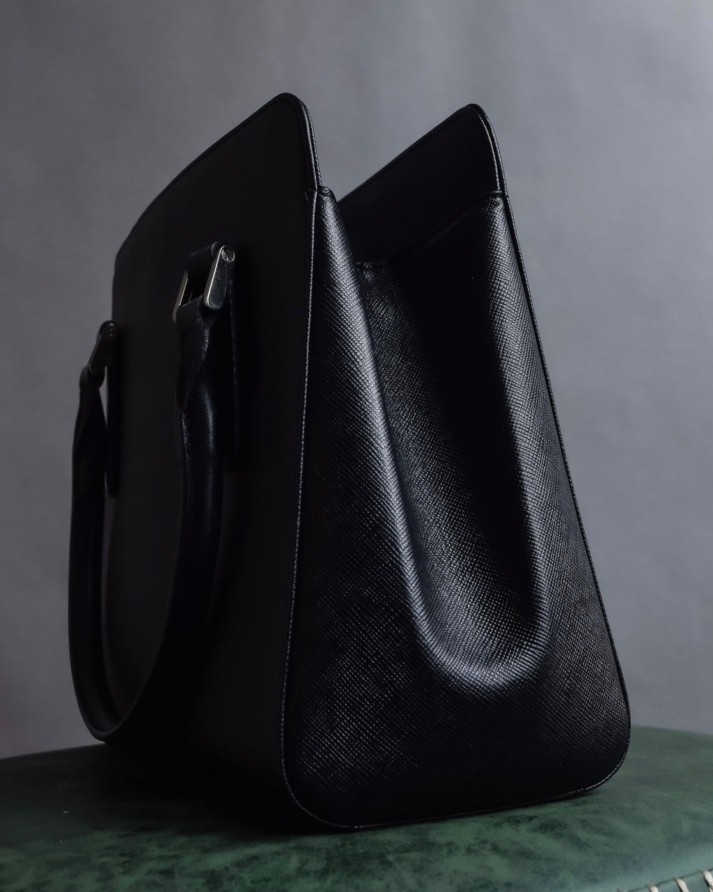 "BURBERRY" Trapezoidal embossed leather one-handle bag