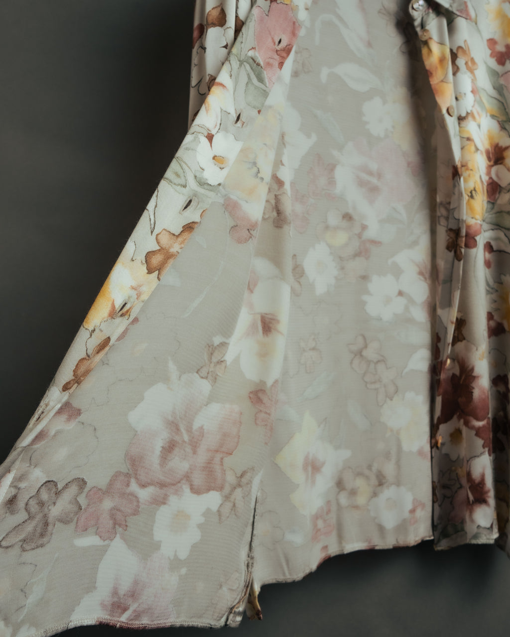 -MOOD Vintage Collections-
90’s-00’s Large floral print drape shirt