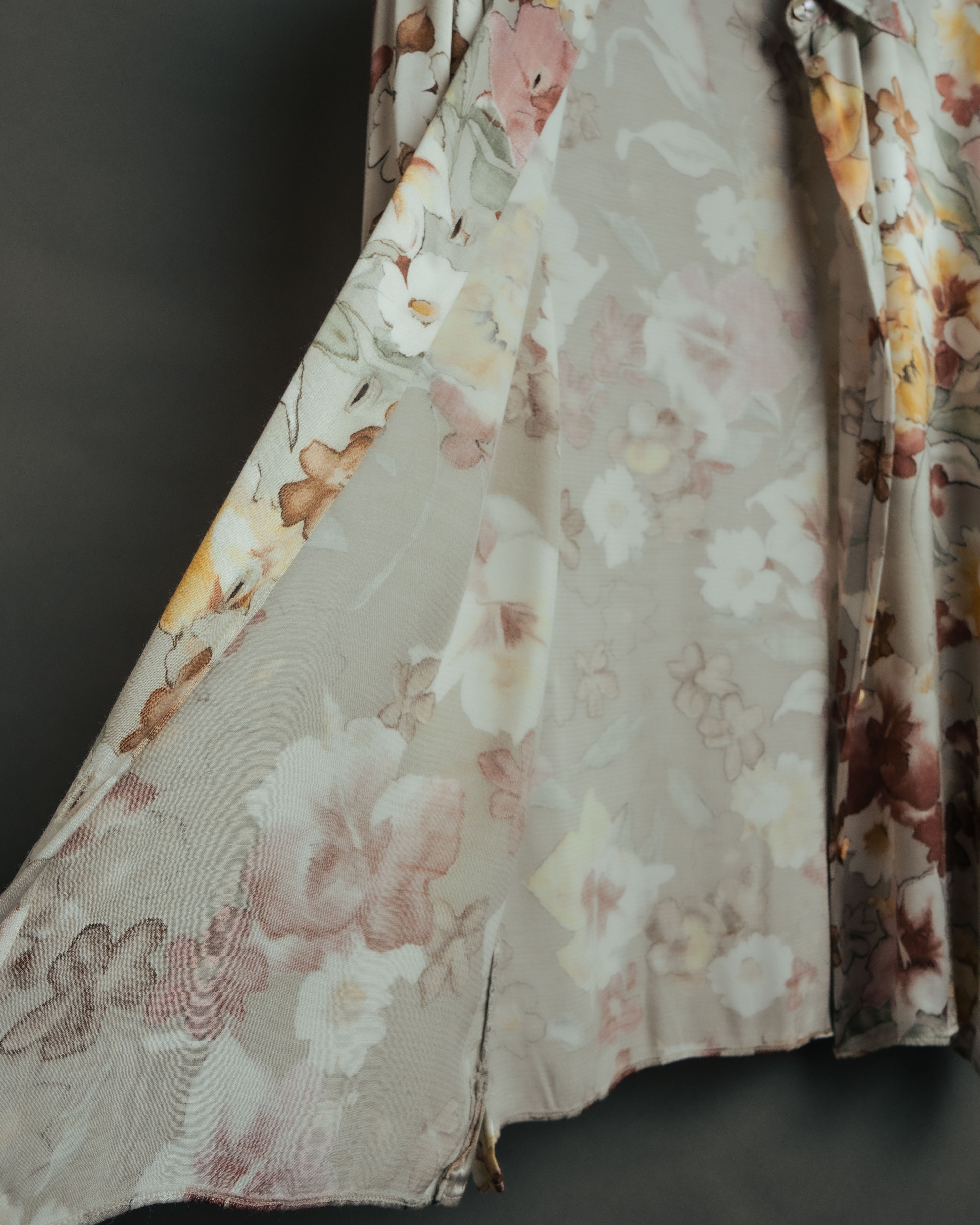 -MOOD Vintage Collections-
90’s-00’s Large floral print drape shirt