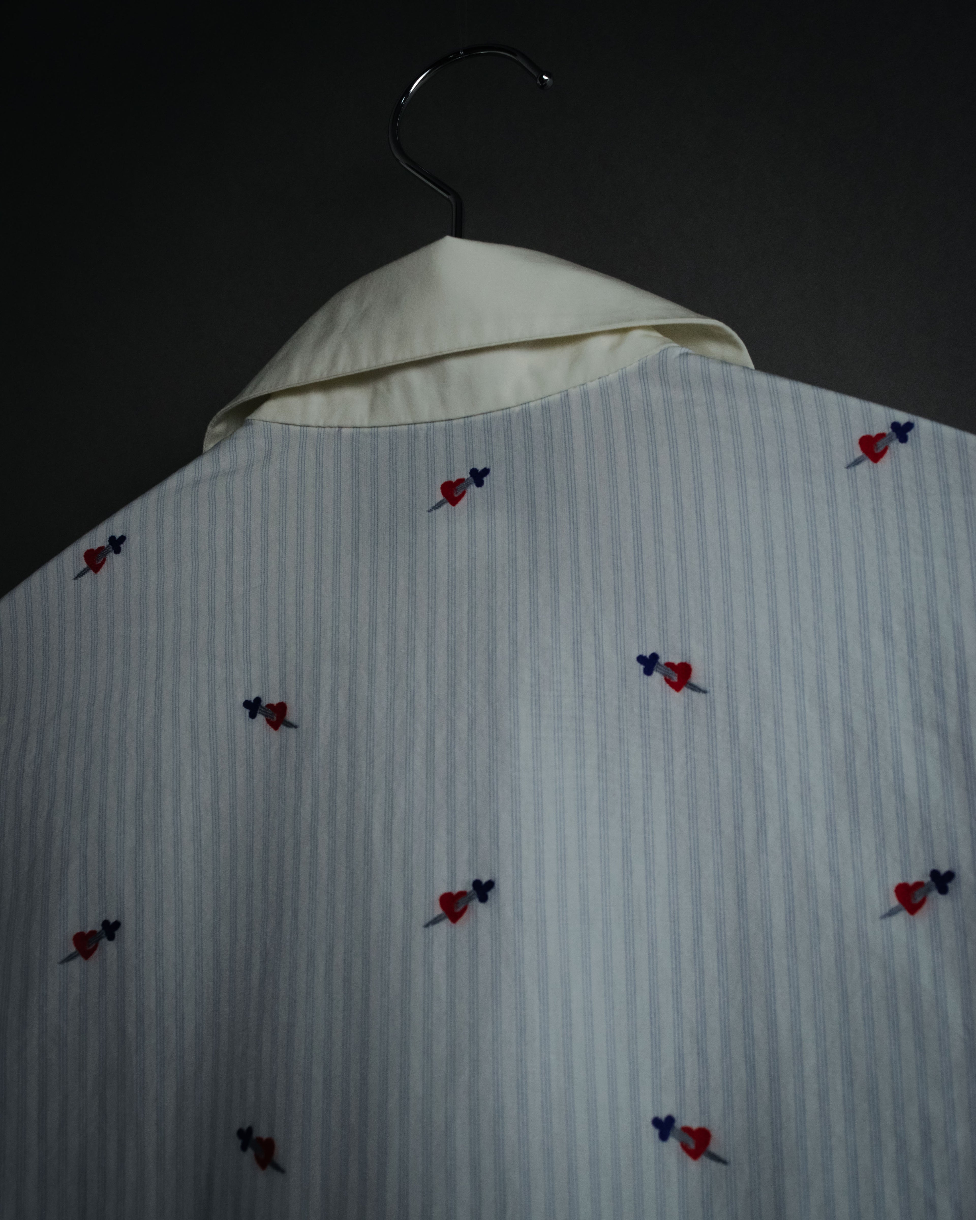 “GUCCI” 2017 heart and dagger embroidered bow tie shirt