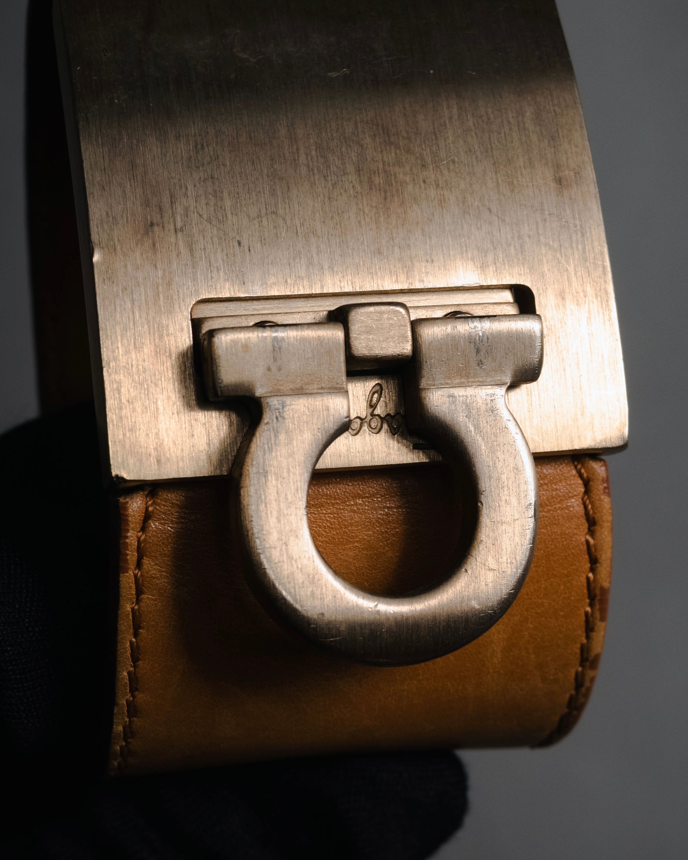 "Salvatore Ferragamo" 95’s-05’s Gancini clasp vacchetta leather bracelet