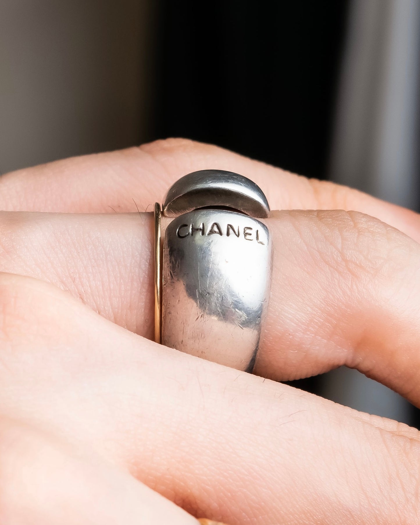 "CHANEL" Beautiful curves engraved logo silver ring