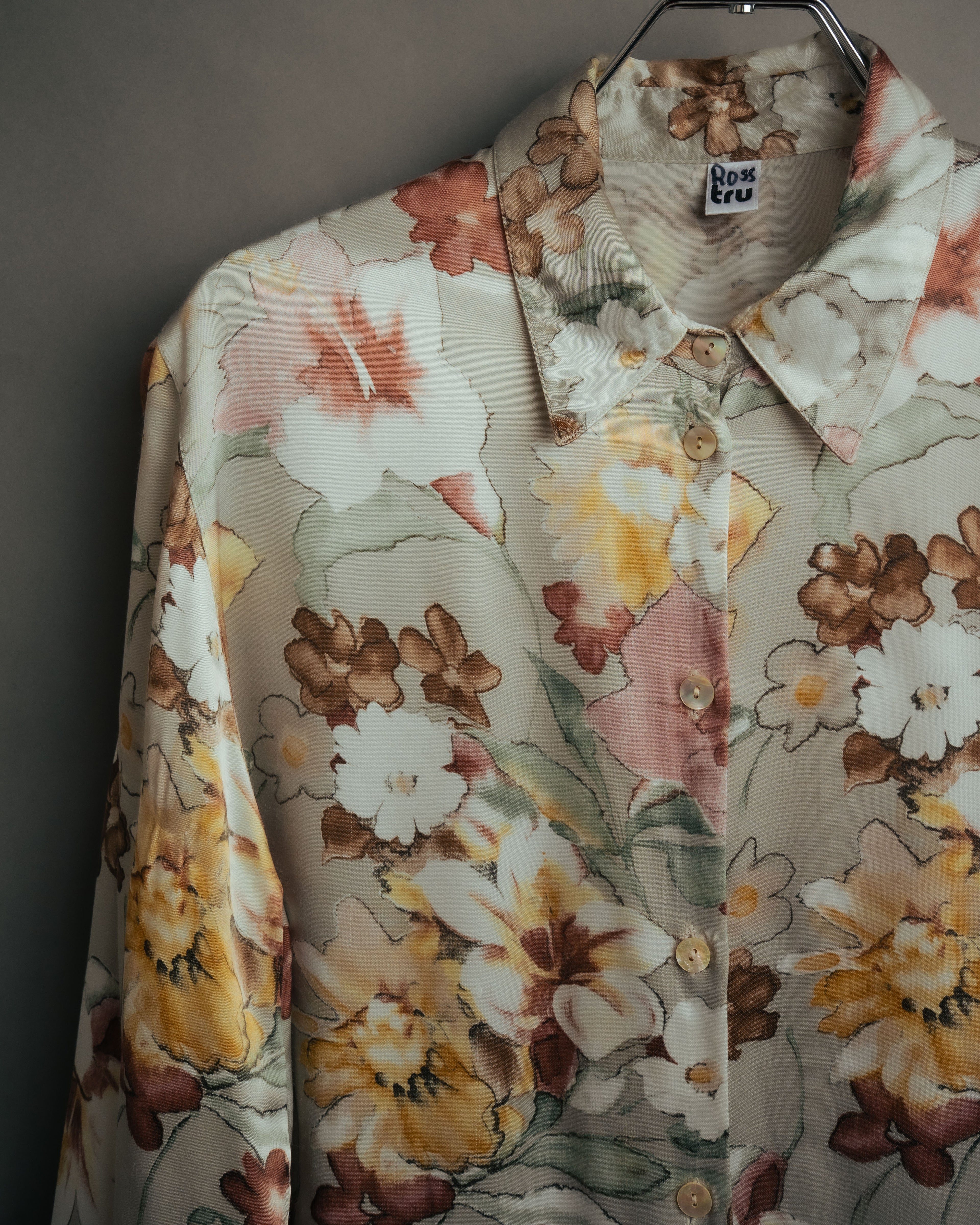 -MOOD Vintage Collections-
90’s-00’s Large floral print drape shirt