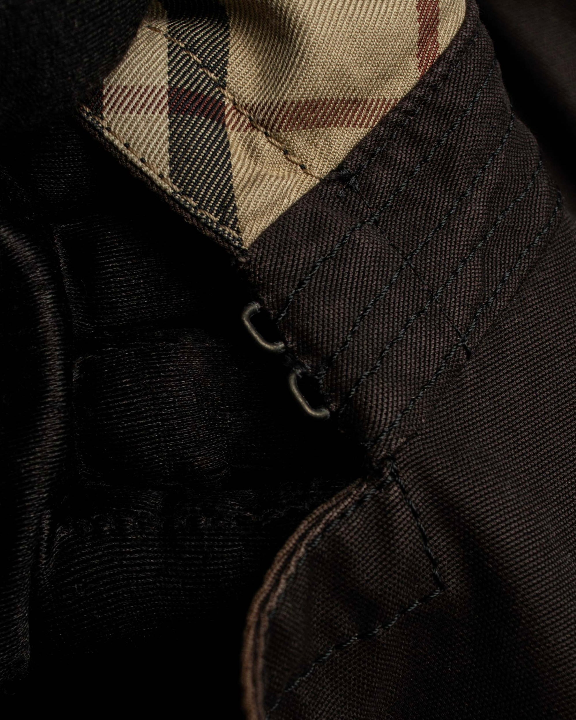 "BURBERRY" Subdued tone military detail mid-length trench coat