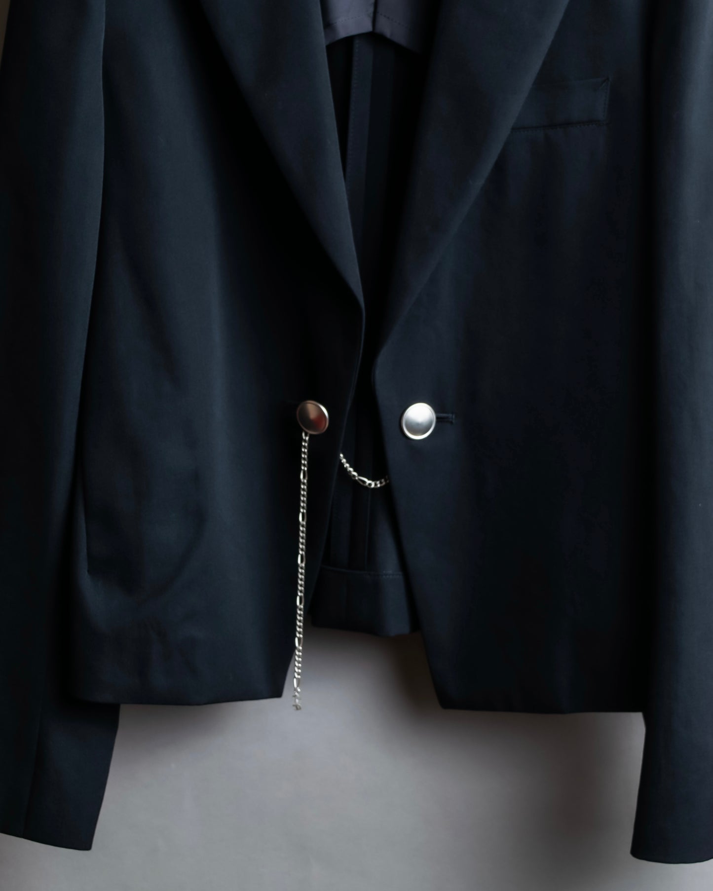 "Y's" Chain fastening design peak lapel short length tailored jacket