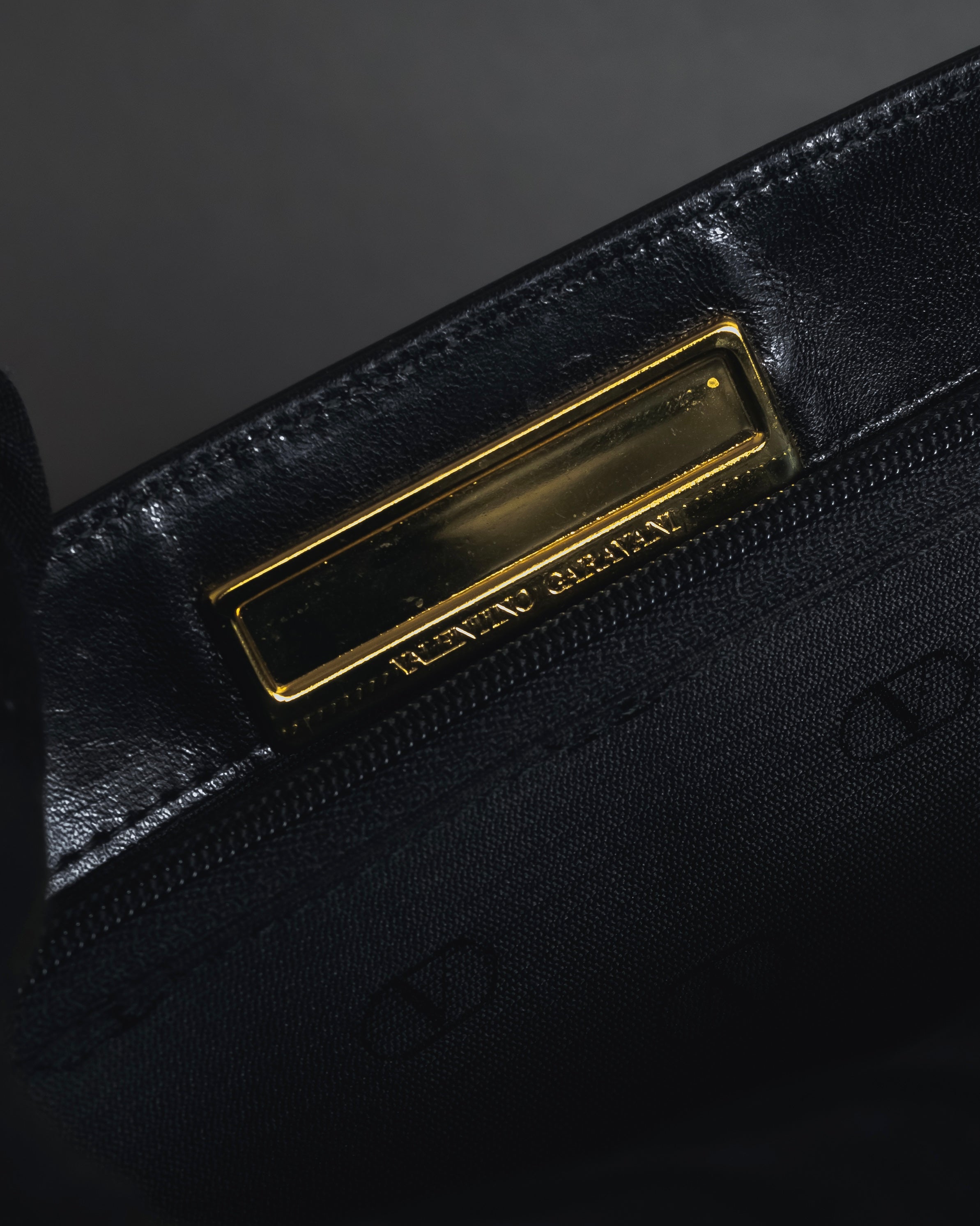 -SPECIAL- "VALENTINO GARAVANI" 90’s-00’s V corner hardware leather top handle bag