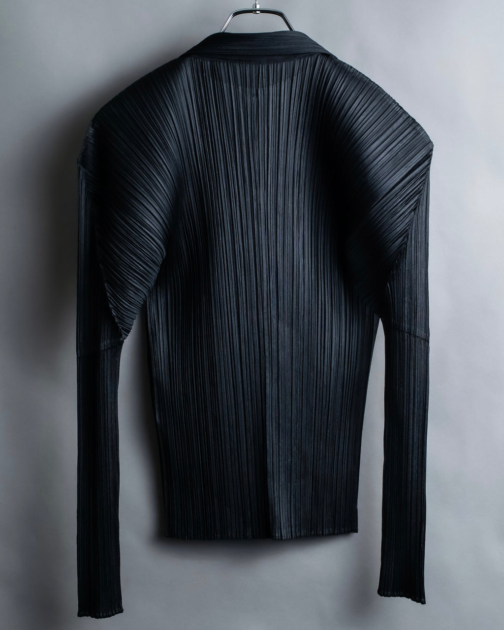 "PLEATS PLEASE ISSEY MIYAKE"
Features sleeve open collar blouse