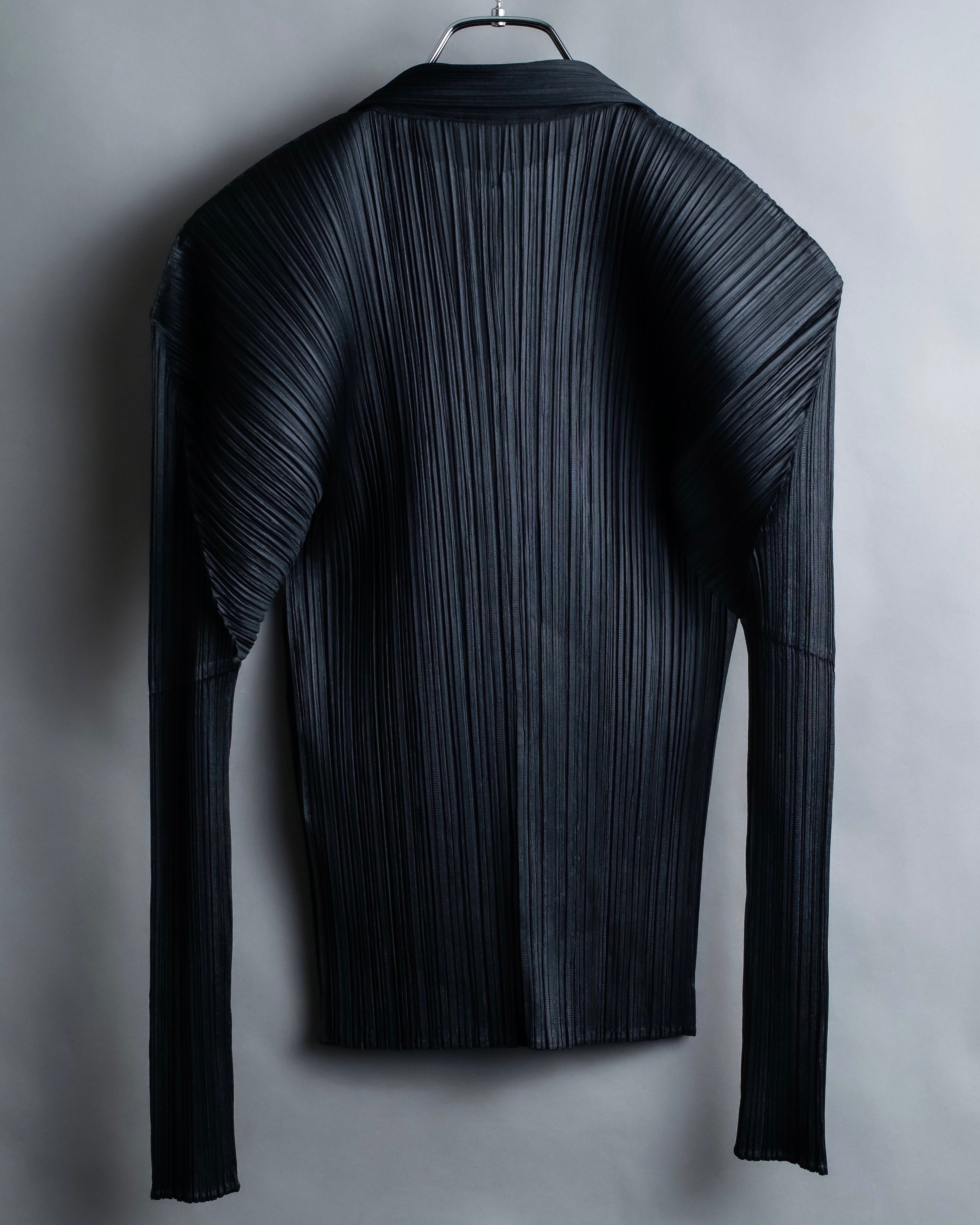 "PLEATS PLEASE ISSEY MIYAKE"
Features sleeve open collar blouse