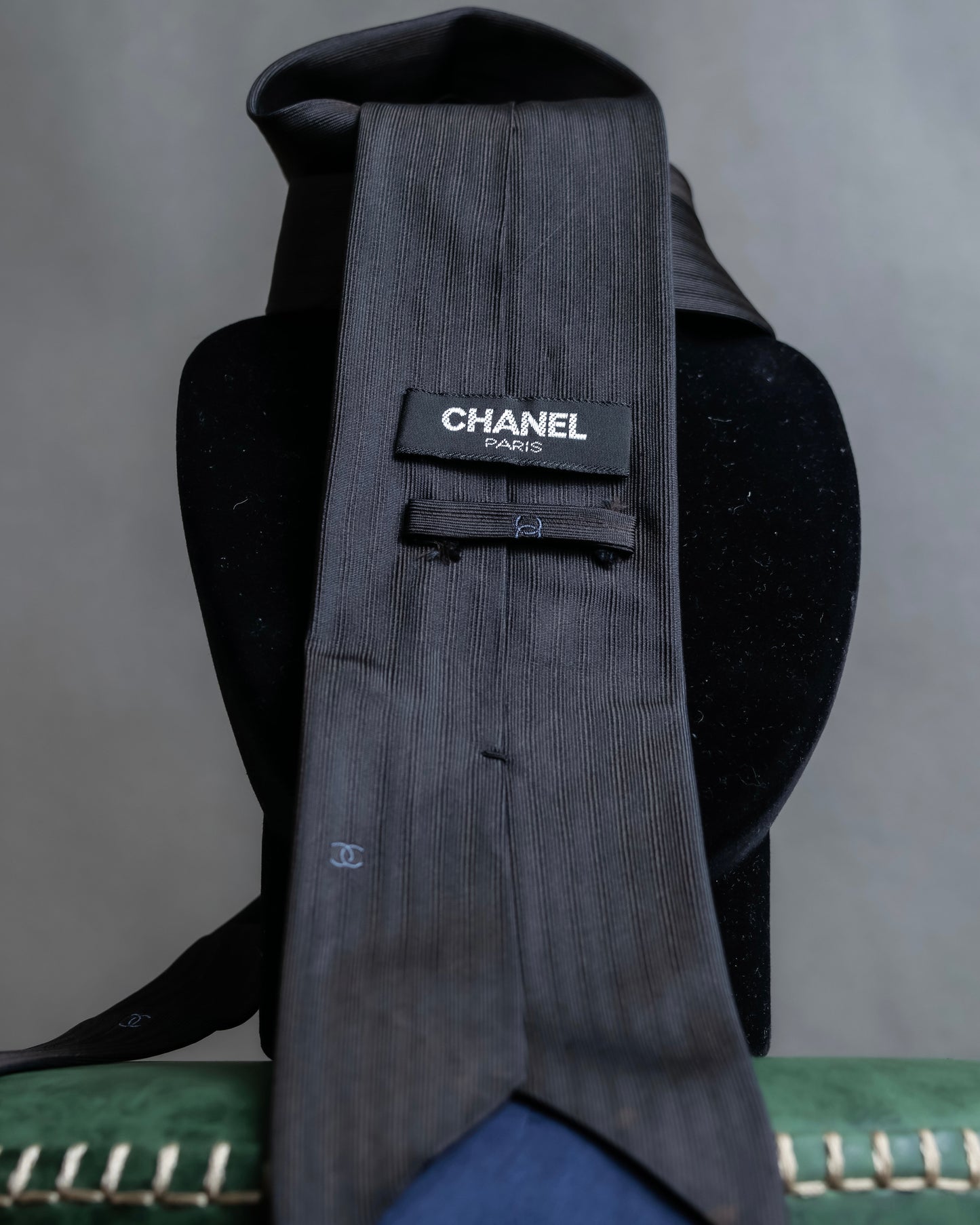 "CHANEL" 100% silk, shadow stripe pattern neck tie